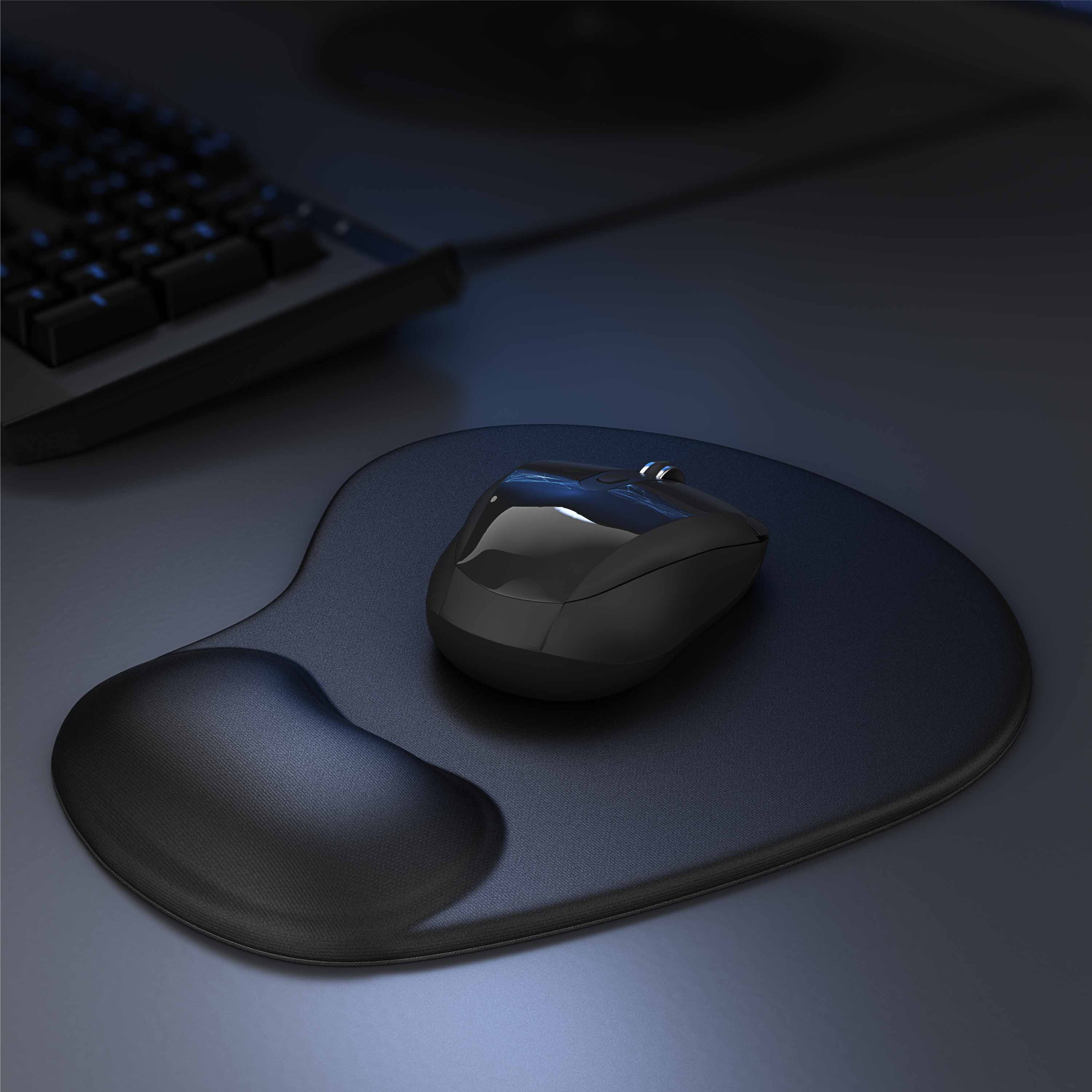 Eine schwarze Computermaus liegt auf einem Mauspads mit Handgelenkauflage. Eine Tastatur ist sichtbar.