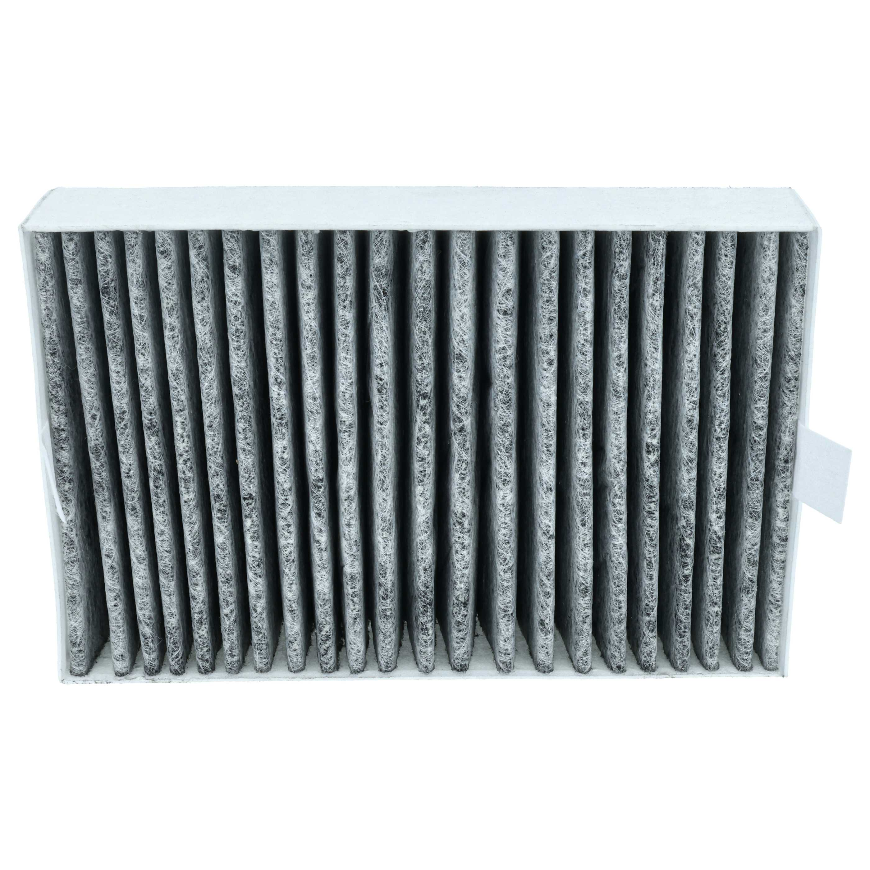 Ein Luftfilter mit zahlreichen grauen, gefalteten Abschnitten in einem weißen Rahmen, isoliert auf weißem Grund.
