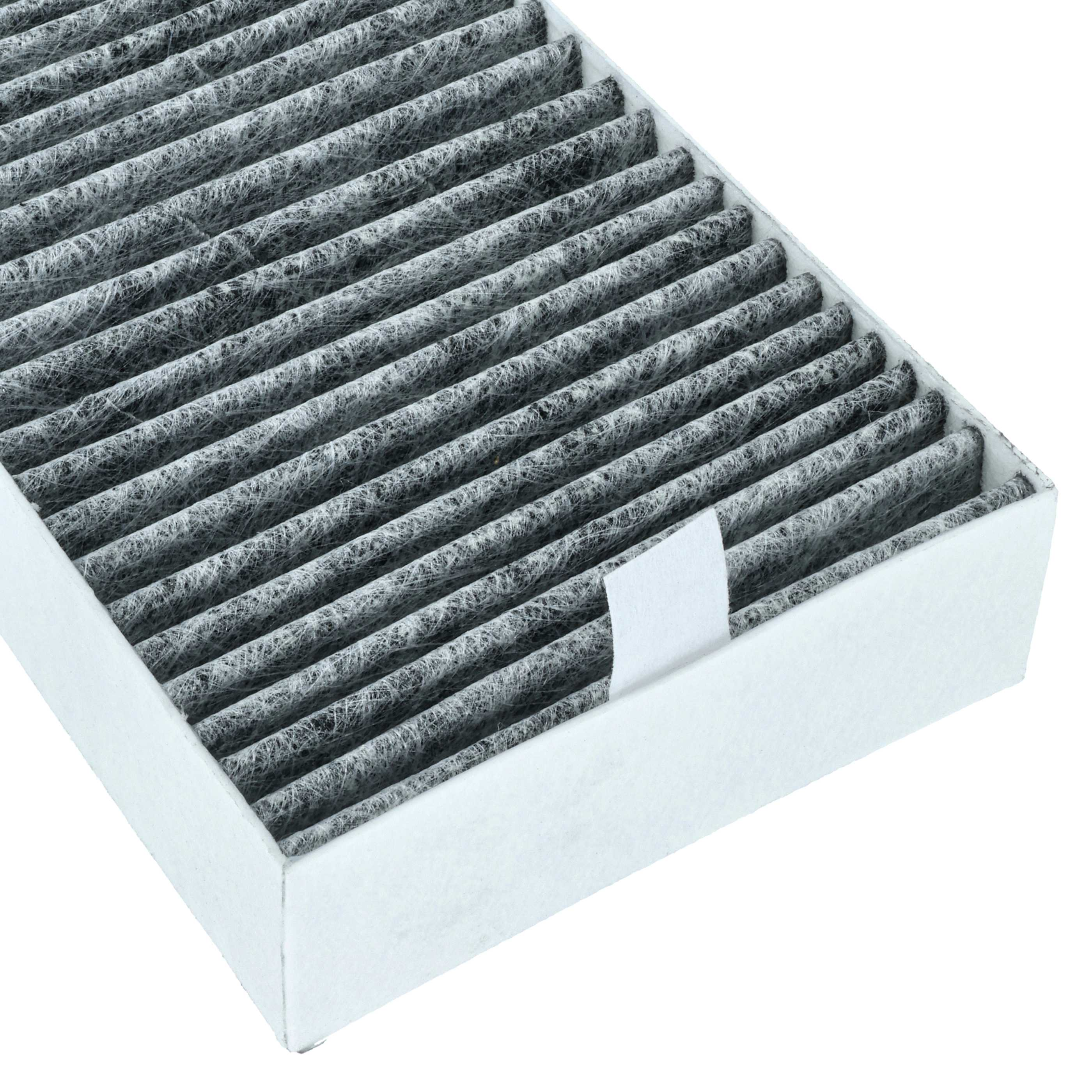 Ein Luftfilter mit grauem, plissiertem Filtermaterial und weißem Rahmen, ein weißes Etikett ist vorhanden.