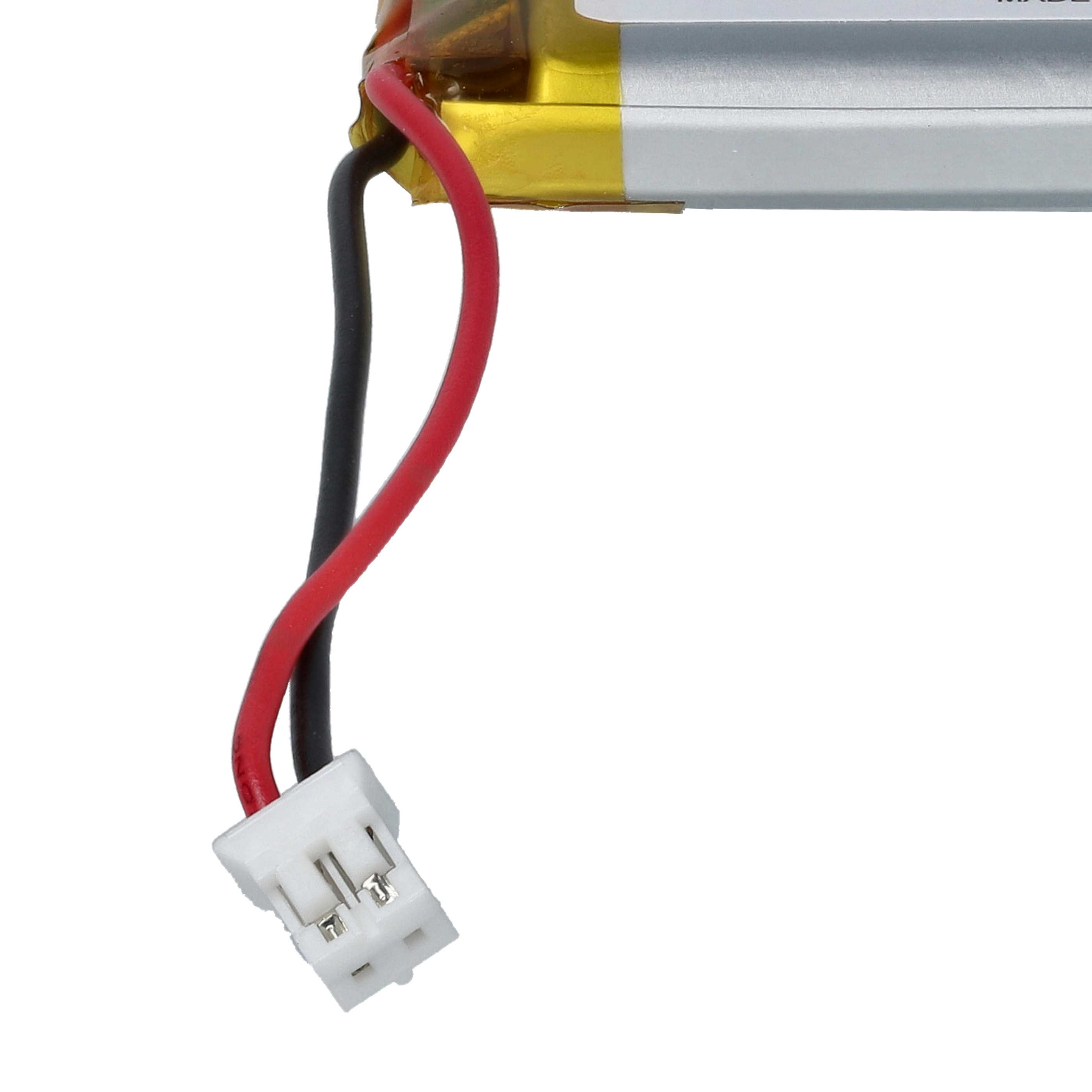 Nahaufnahme einer Batterie mit roten und schwarzen Drähten, die an einen weißen Stecker angeschlossen sind.