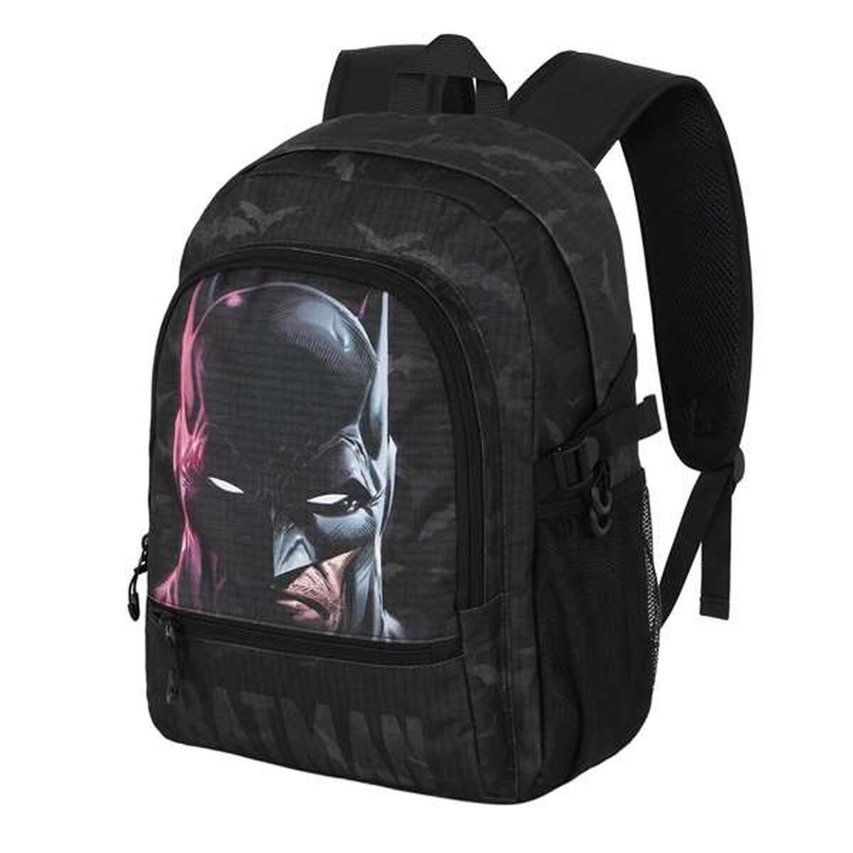 Ein schwarzer Rucksack mit einem Batman-Bild auf der Vorderseite. Er hat schwarze Träger und eine seitliche Netztasche. Der Hintergrund ist ein Camouflage-Muster.