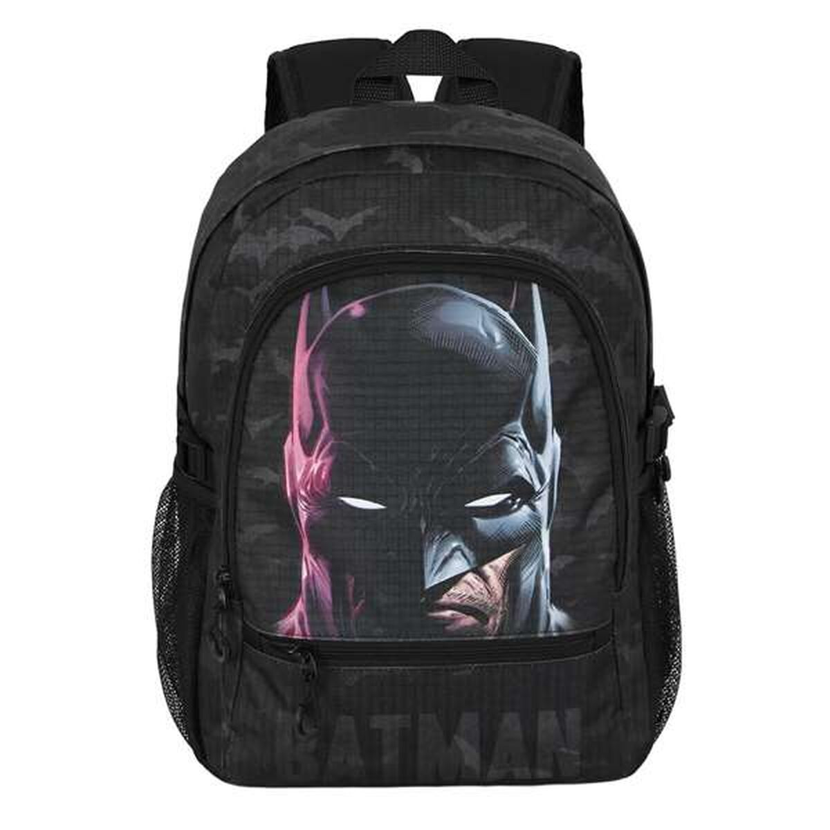 Ein schwarzer Batman-Rucksack. Auf der Vorderseite ist das Gesicht von Batman abgebildet, das in zwei Hälften geteilt ist, eine Seite rosa, die andere schwarz.
