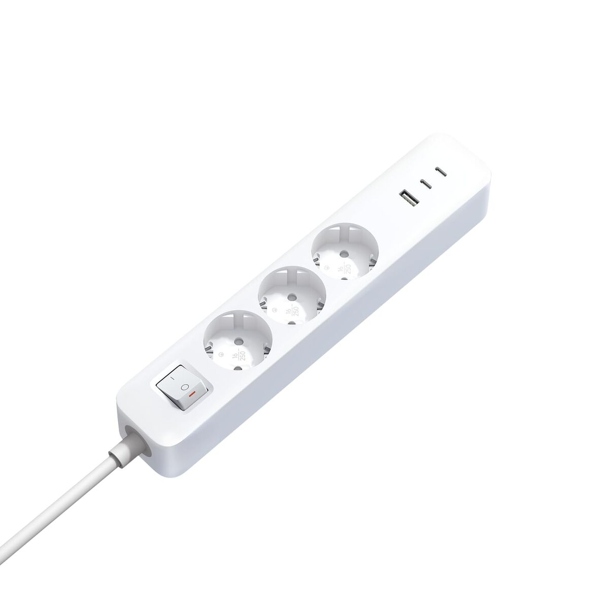Eine weiße Steckdosenleiste mit drei Steckdosen, einem Schalter und zwei USB-Anschlüssen. Ein weißes Kabel geht von der Leiste ab, auf weißem Hintergrund.