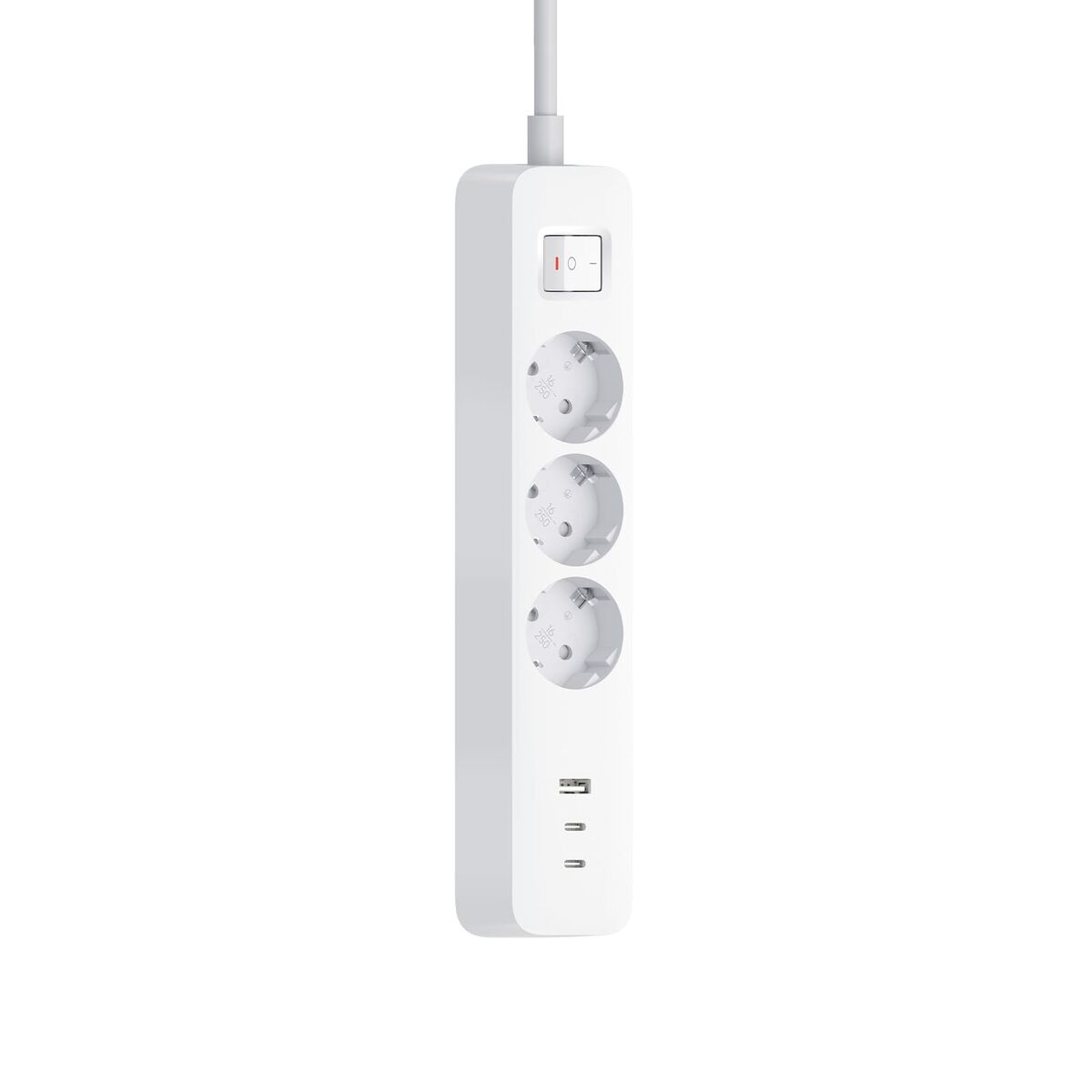 Ein weißer Stromverteiler mit drei Steckdosen, einem Ein-/Ausschalter und zwei USB-Anschlüssen. Ein weißes Kabel ragt oben heraus.