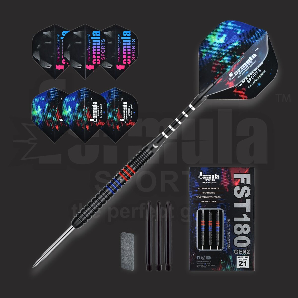 Een dartset met darts, flights en accessoires, inclusief een doos met productdetails, op een donkere achtergrond.