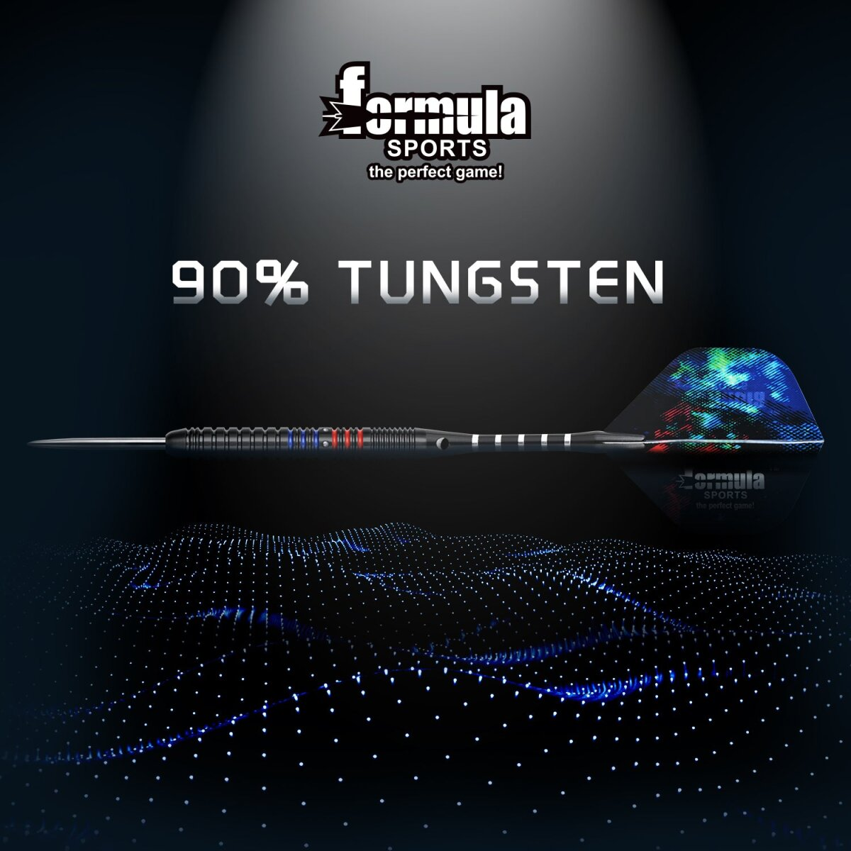 Een dartpijl met een kleurrijke vlucht, de tekst luidt 90% wolfraam. De achtergrond toont het Formula Sports logo en een stippenpatroon.