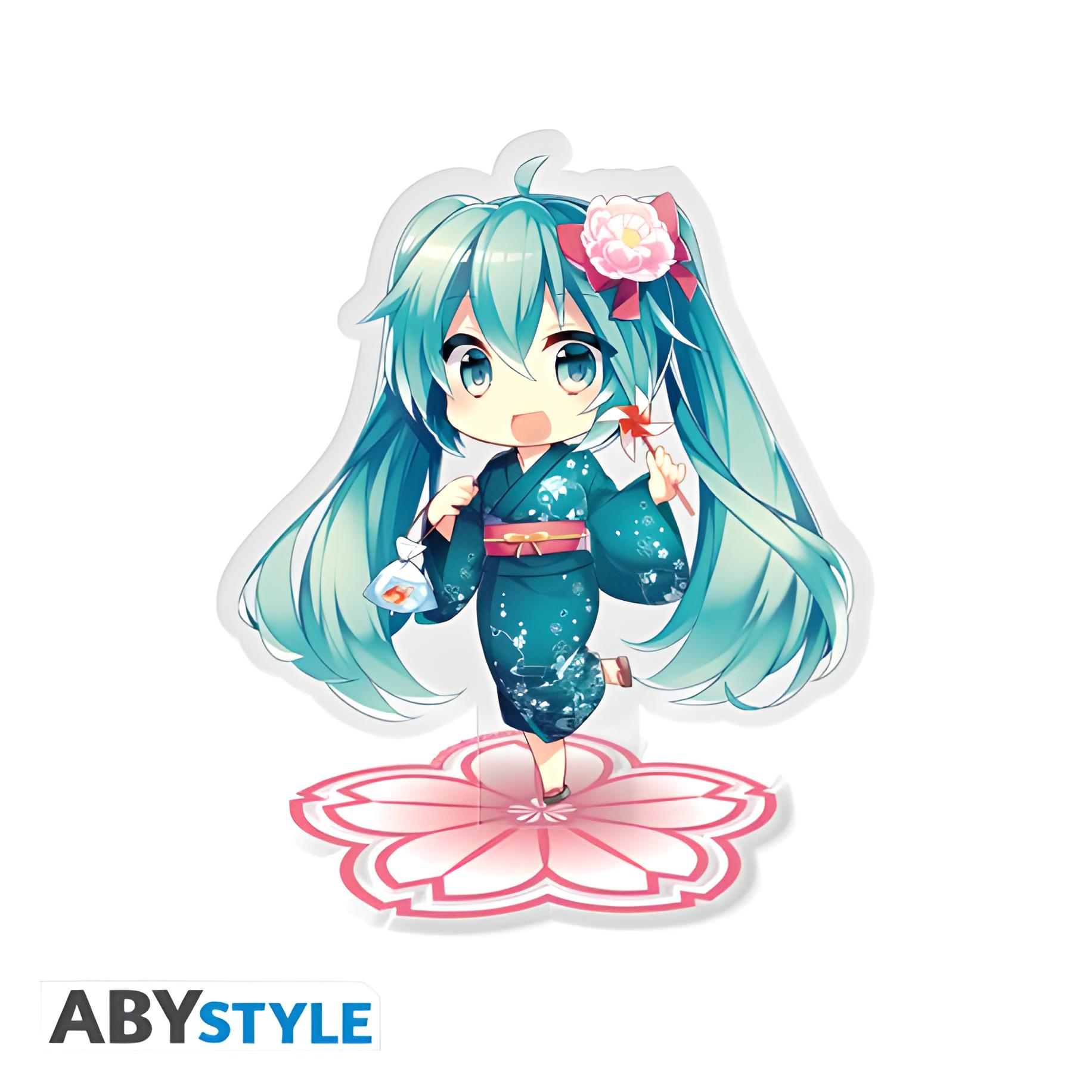 Anime-Figur eines Mädchens mit blauen Haaren in einem Kimono, das eine Tüte mit einem Goldfisch und einer Windmühle hält. Sie steht auf einer Blumenbasis.