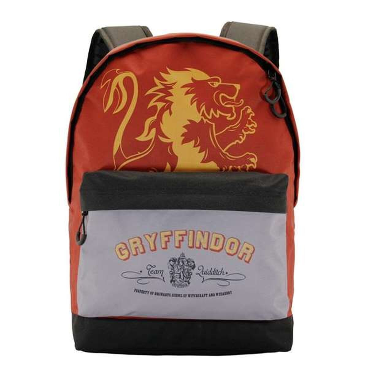 Ein roter Rucksack mit goldenem Löwenemblem. Der untere Teil ist grau mit "Gryffindor" Schrift. Schwarze Träger und Verzierungen sind sichtbar.