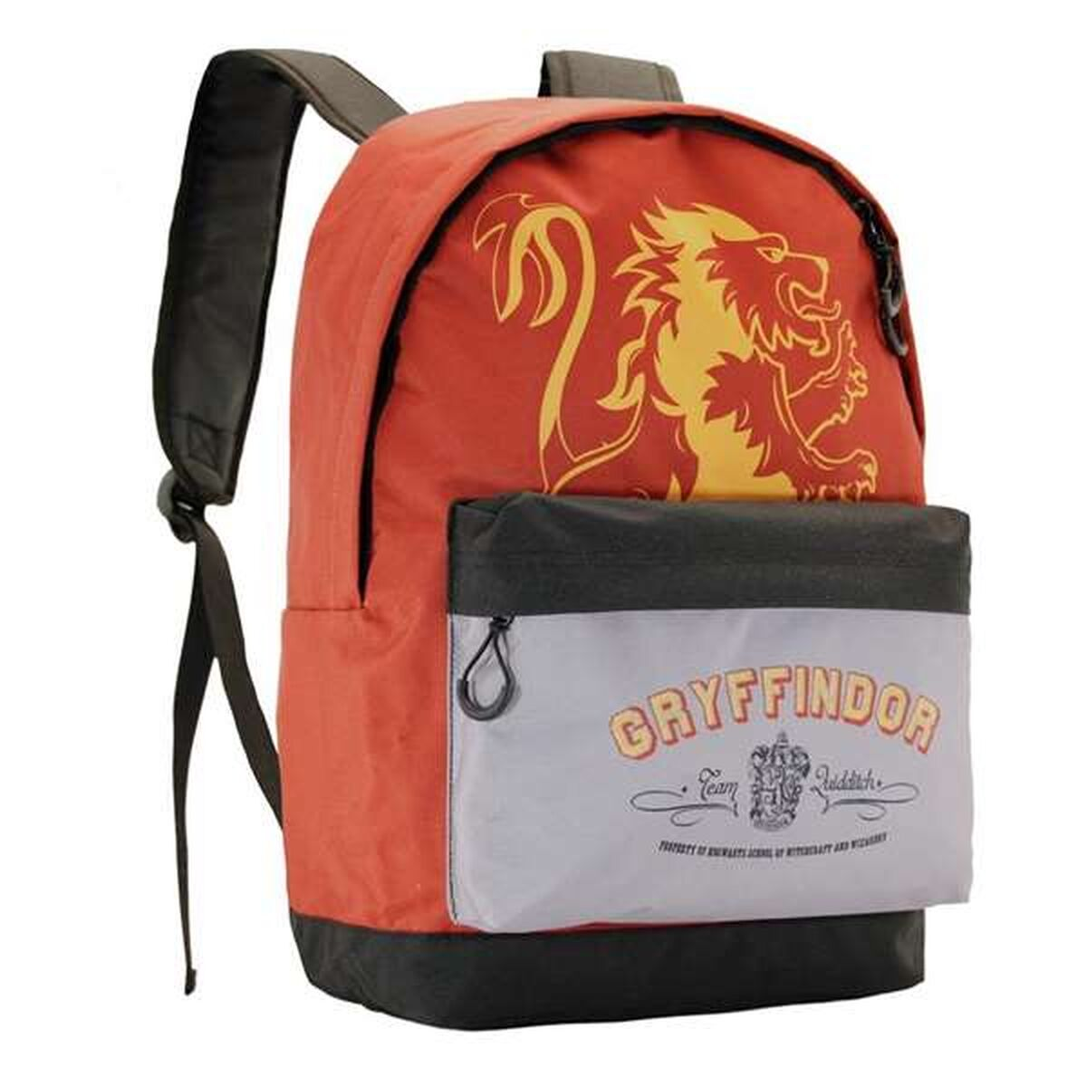 Roter Rucksack mit Gryffindor-Logo, gelbem Löwen. Der Rucksack hat schwarze Träger und eine graue Vordertasche mit Text.