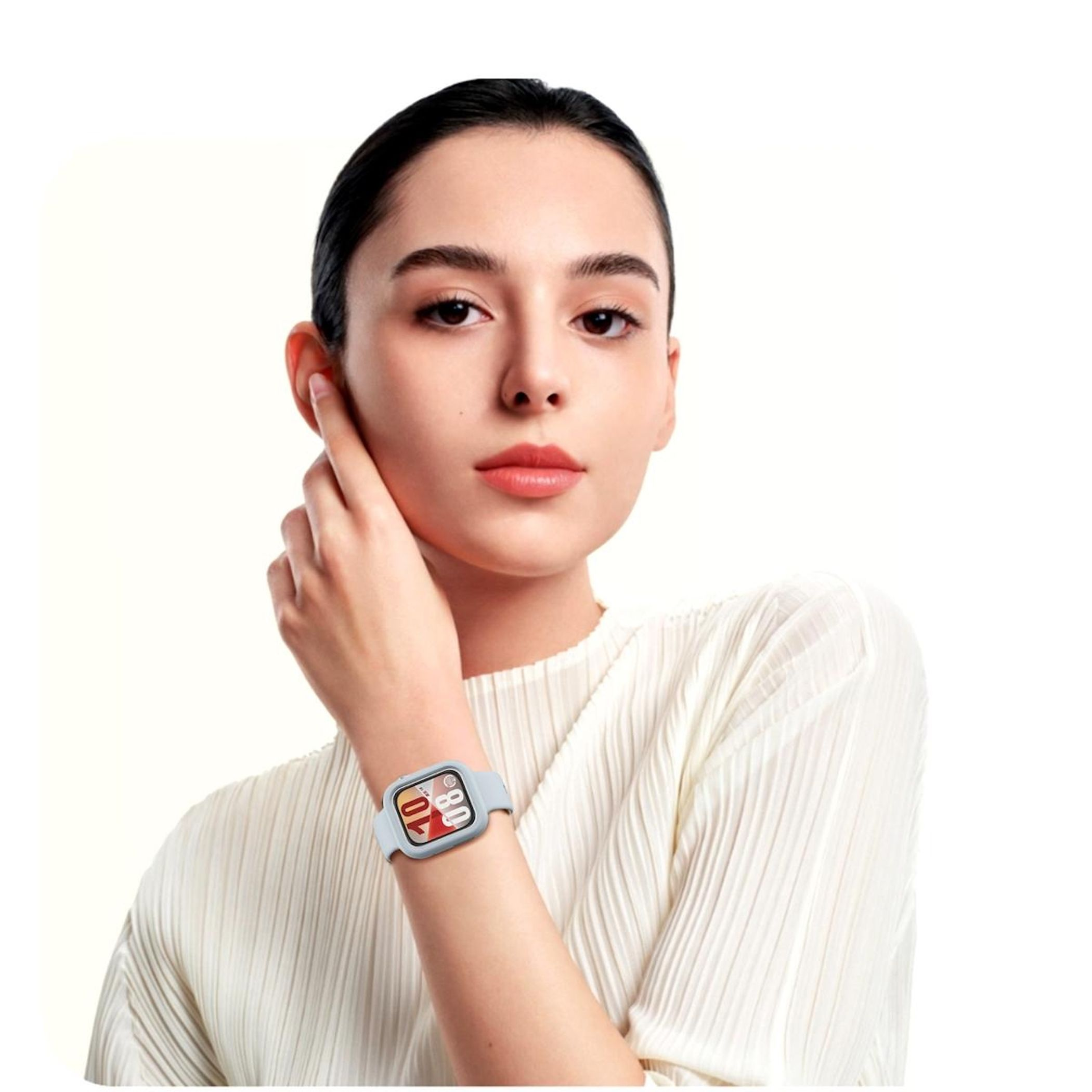 Donna con smartwatch, tocca l'orecchio. L'orologio è grigio con display rosso e bianco.