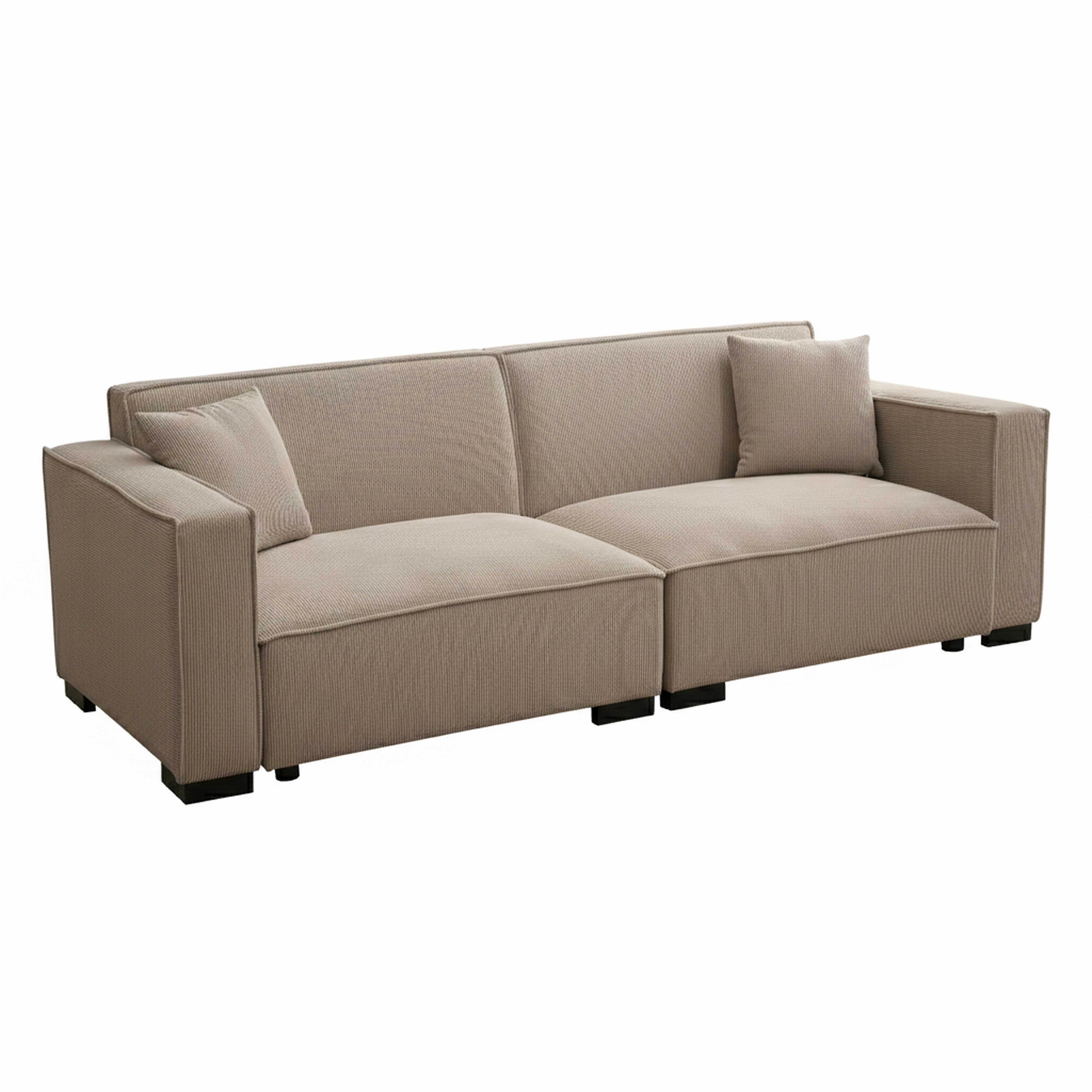 Beiges Ecksofa mit zwei Kissen und je einem Kissen an den Seiten, vor weißem Hintergrund.