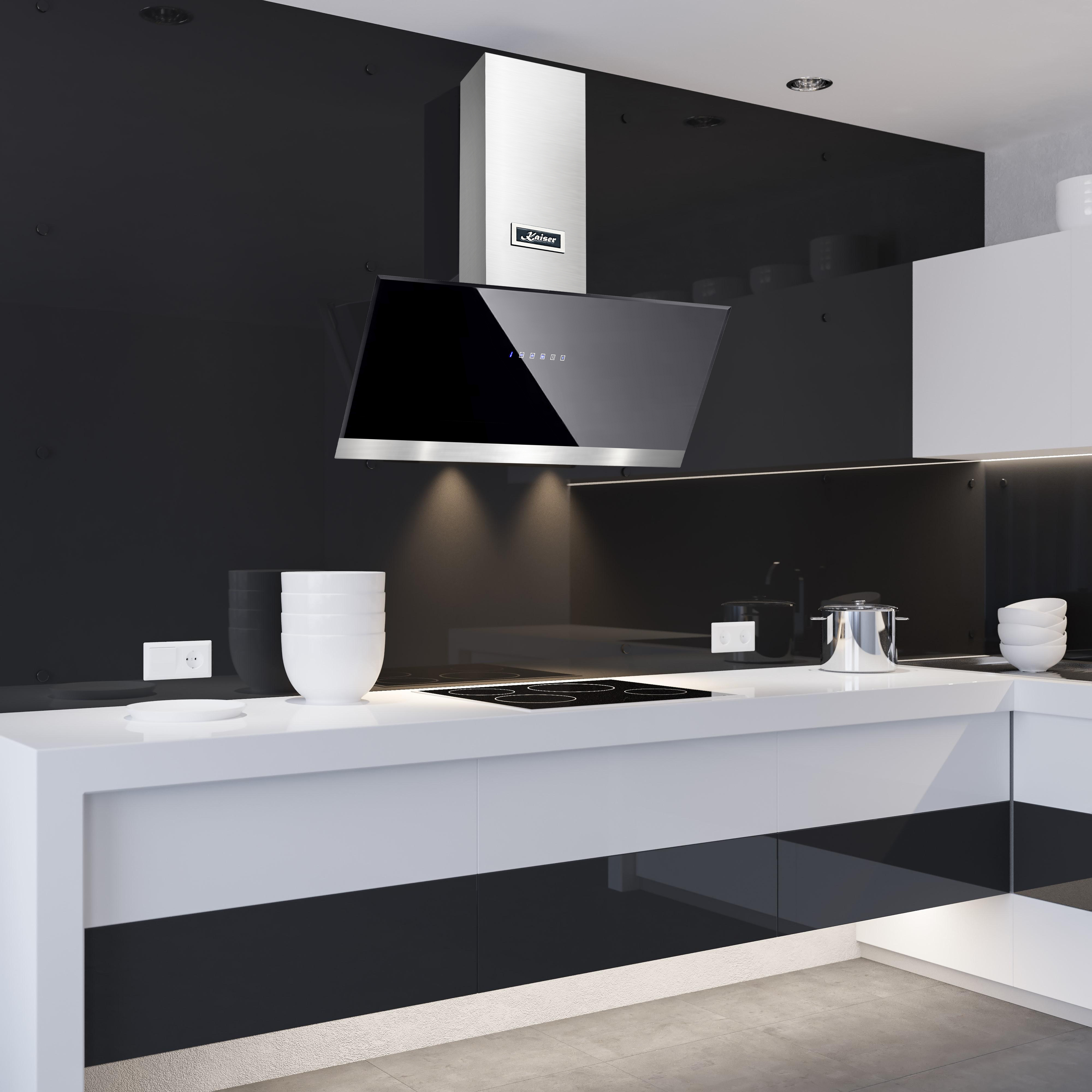 Moderne Küche mit schwarz-weißem Design. Enthält eine Dunstabzugshaube, einen Herd und eine weiße Arbeitsplatte mit Schüsseln.