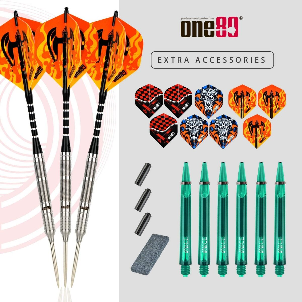 Drei Darts mit orange-schwarzen Flights, verschiedene Ersatz-Flights und Zubehör, einschließlich grüner Schäfte und schwarzer Spitzen.