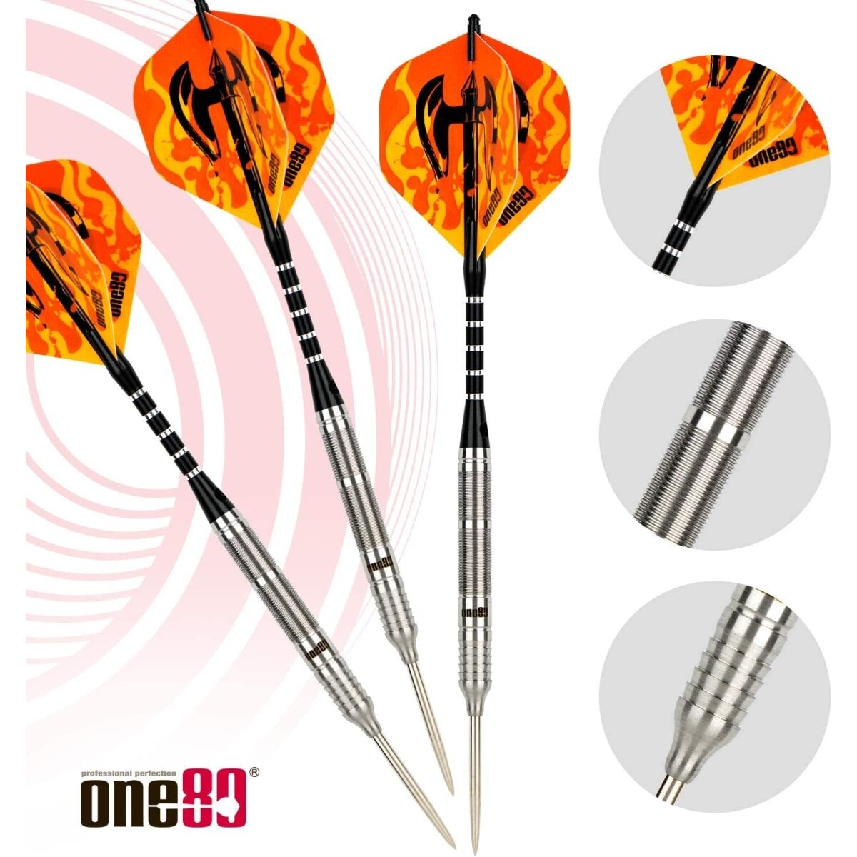 Drei Dartpfeile mit orangefarbenen und schwarzen Flights. Die Darts sind silber mit schwarzen Details. One80-Logo unten.