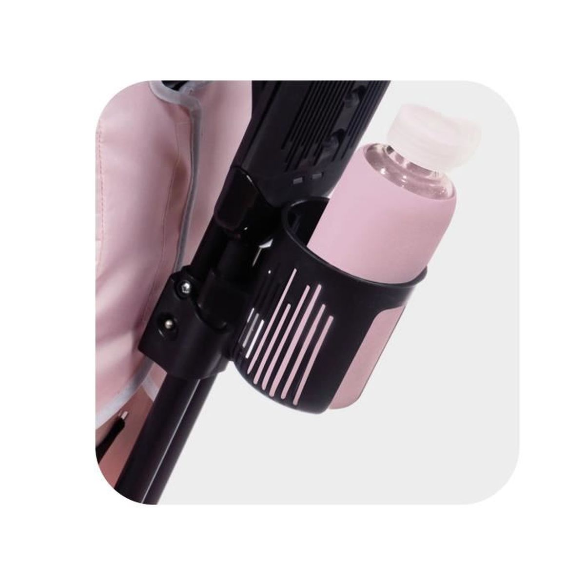 Una bottiglia rosa in un portabicchieri nero attaccato a un telaio nero del passeggino. La bottiglia ha un tappo bianco. È visibile tessuto rosa.