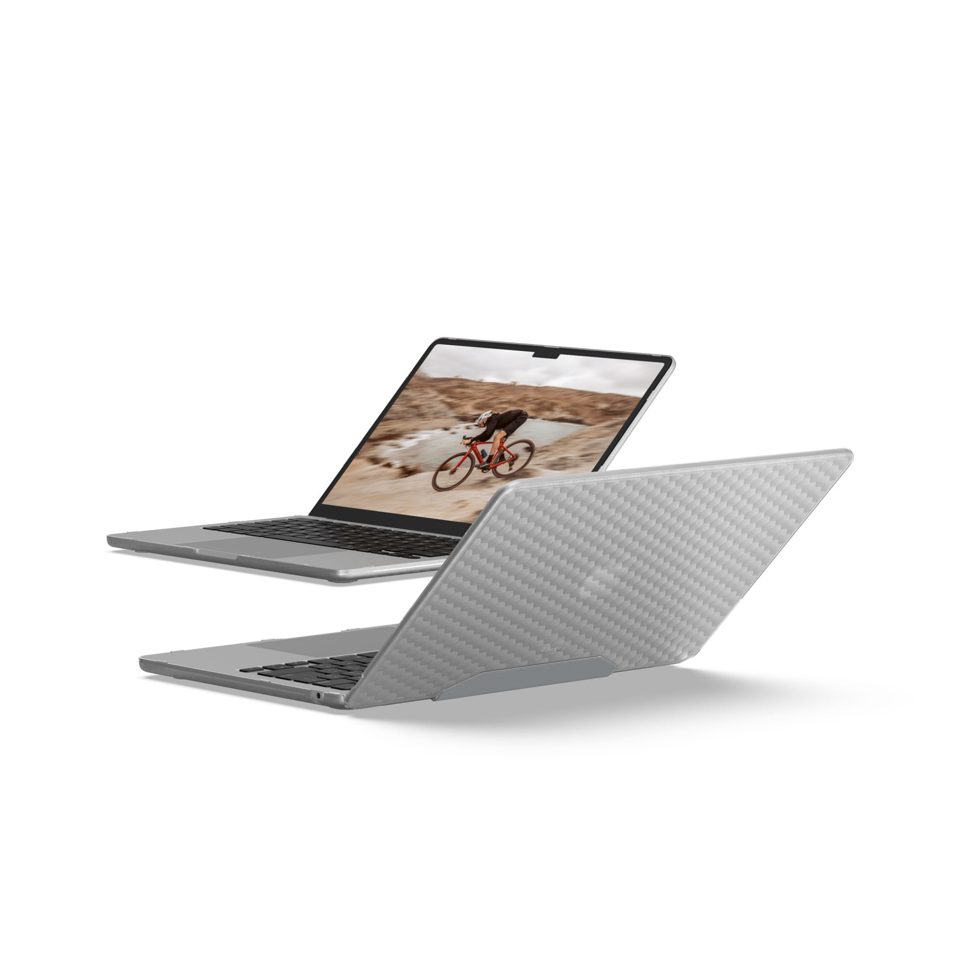 Zwei Laptops, einer geöffnet mit einem Radfahrer, der andere geschlossen mit Karbonmuster auf weißem Hintergrund.
