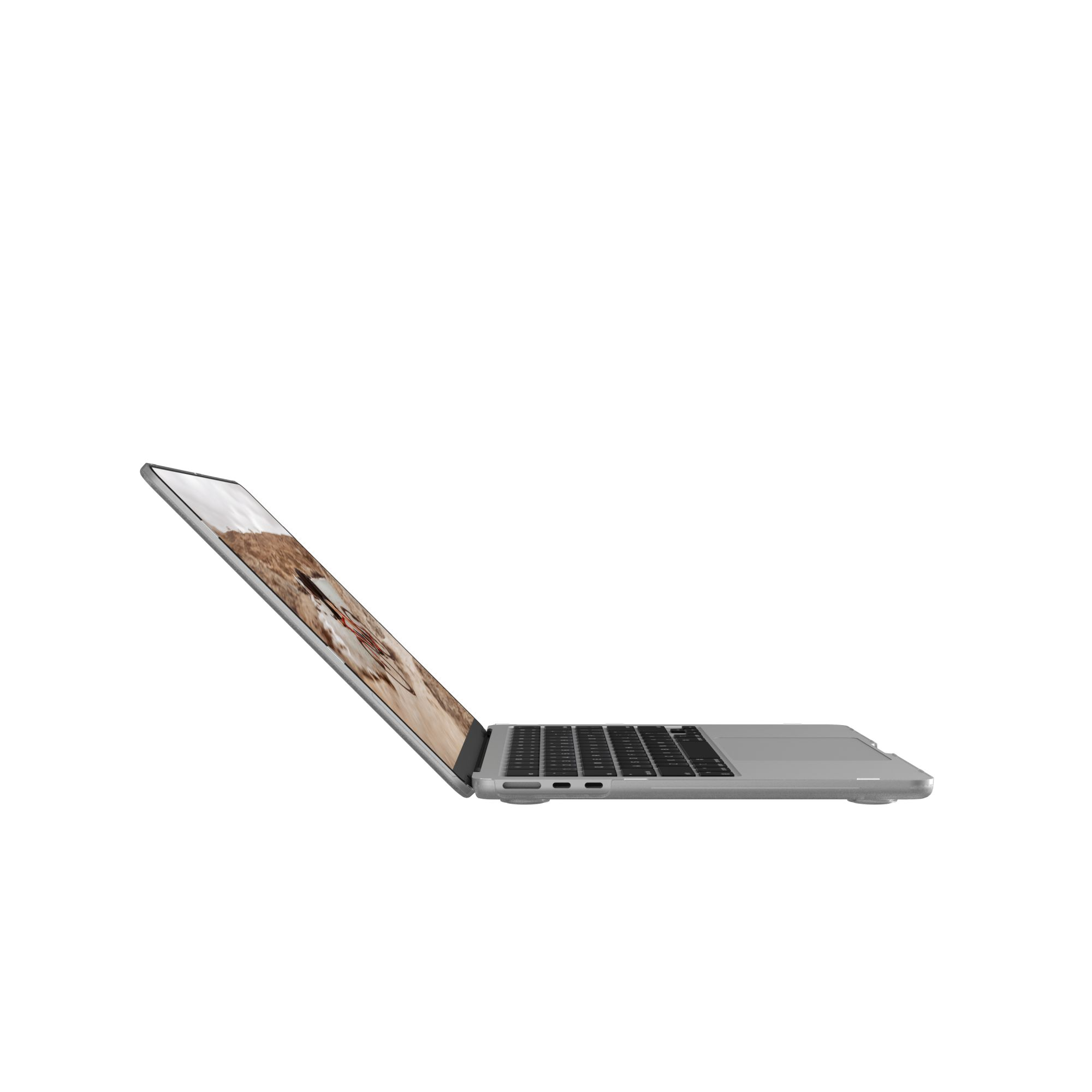 Ein silberner Laptop ist geöffnet und abgewinkelt. Der Bildschirm zeigt eine Wüstenlandschaft. Tastatur ist sichtbar, Hintergrund weiß.