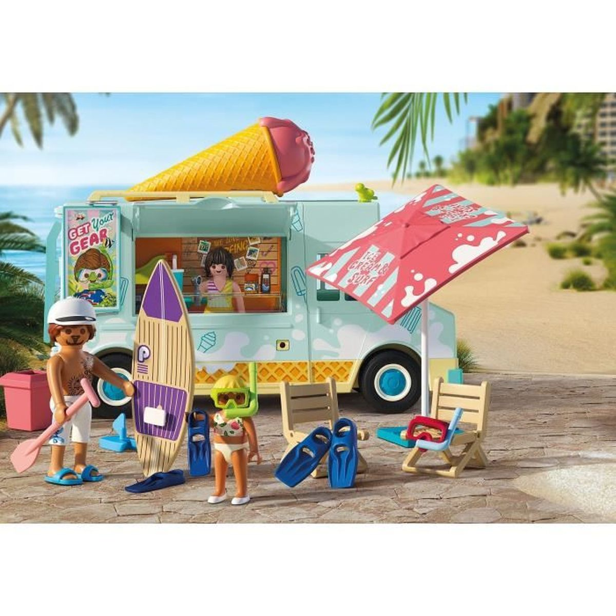 Eine Strandszene mit einem Eiswagen, Figuren, Surfbrett, Stühlen und Sonnenschirm. Enthält eine große Eistüte oben.