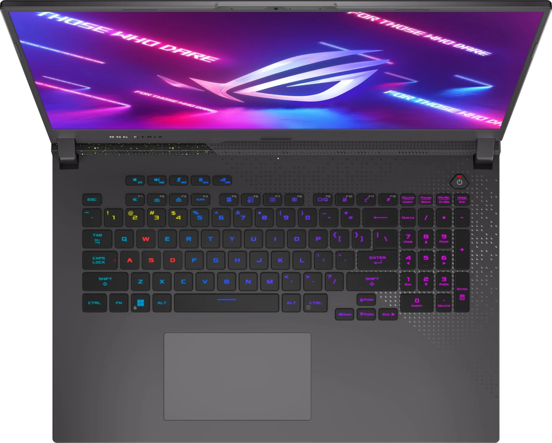 Laptop z otwartym ekranem wyświetlającym logo. Klawiatura ma podświetlane klawisze. Tło jest ciemne.