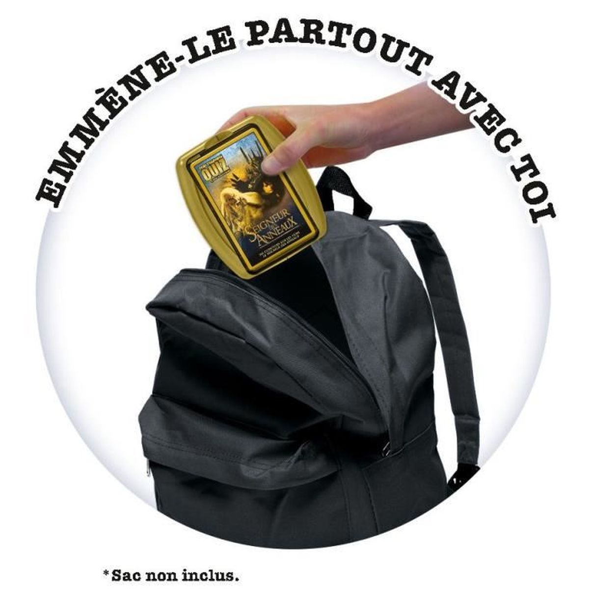 Eine Hand legt ein Herr der Ringe Quizspiel in einen schwarzen Rucksack. Französischer Text umgibt das Bild.