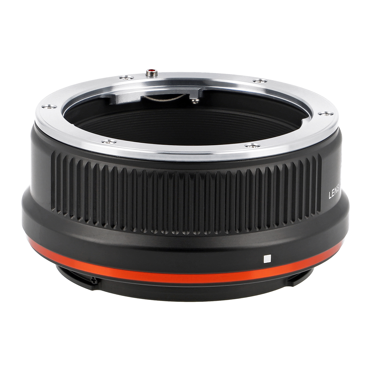 Ein schwarzer Objektivadapter mit einem silbernen Ring oben und einer orangefarbenen Linie. Er hat Rillen an der Seite und einen weißen Hintergrund.