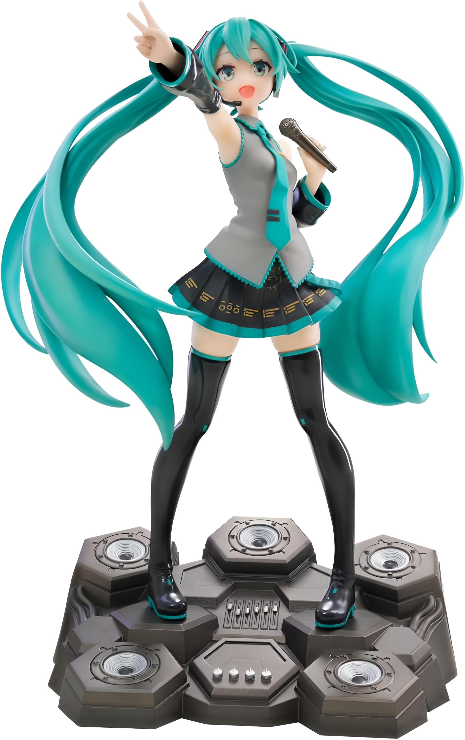 Anime-Figur eines Mädchens mit türkisfarbenem Haar und Mikrofon, das auf einer Lautsprecherplattform posiert.