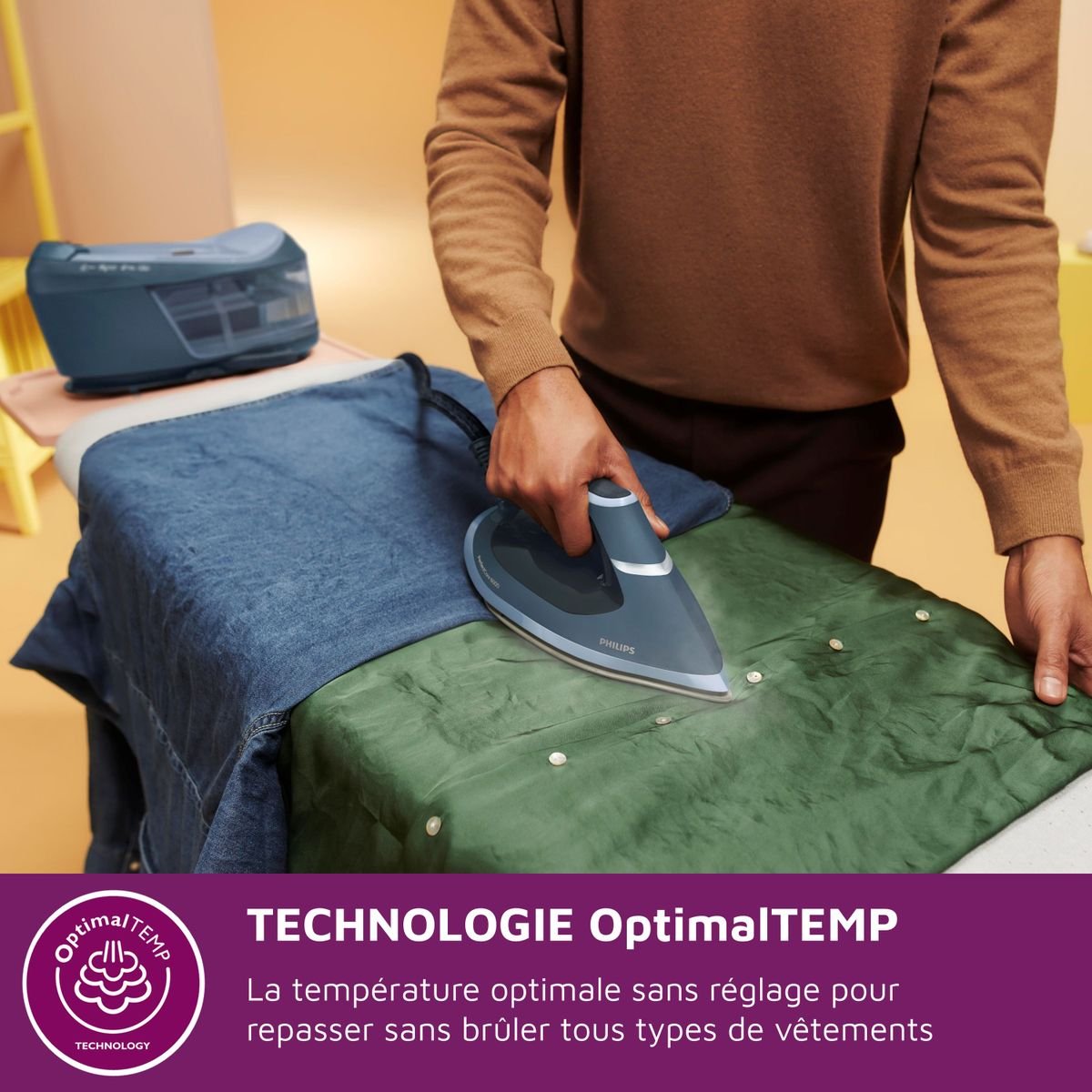 Una persona planchando ropa con una plancha Philips. La plancha está sobre una camisa verde. Una camisa vaquera azul está en la tabla de planchar.