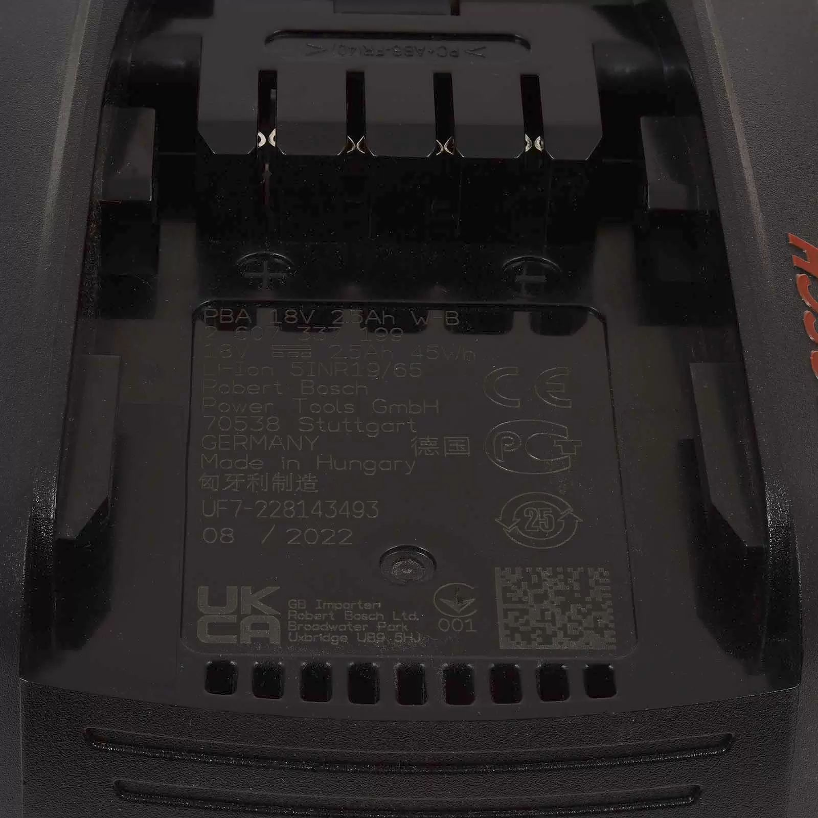 Zwart batterijpack met witte tekst. Het heeft verschillende logo's, waaronder CE, en details zoals 18V 2.5Ah en Robert Bosch.