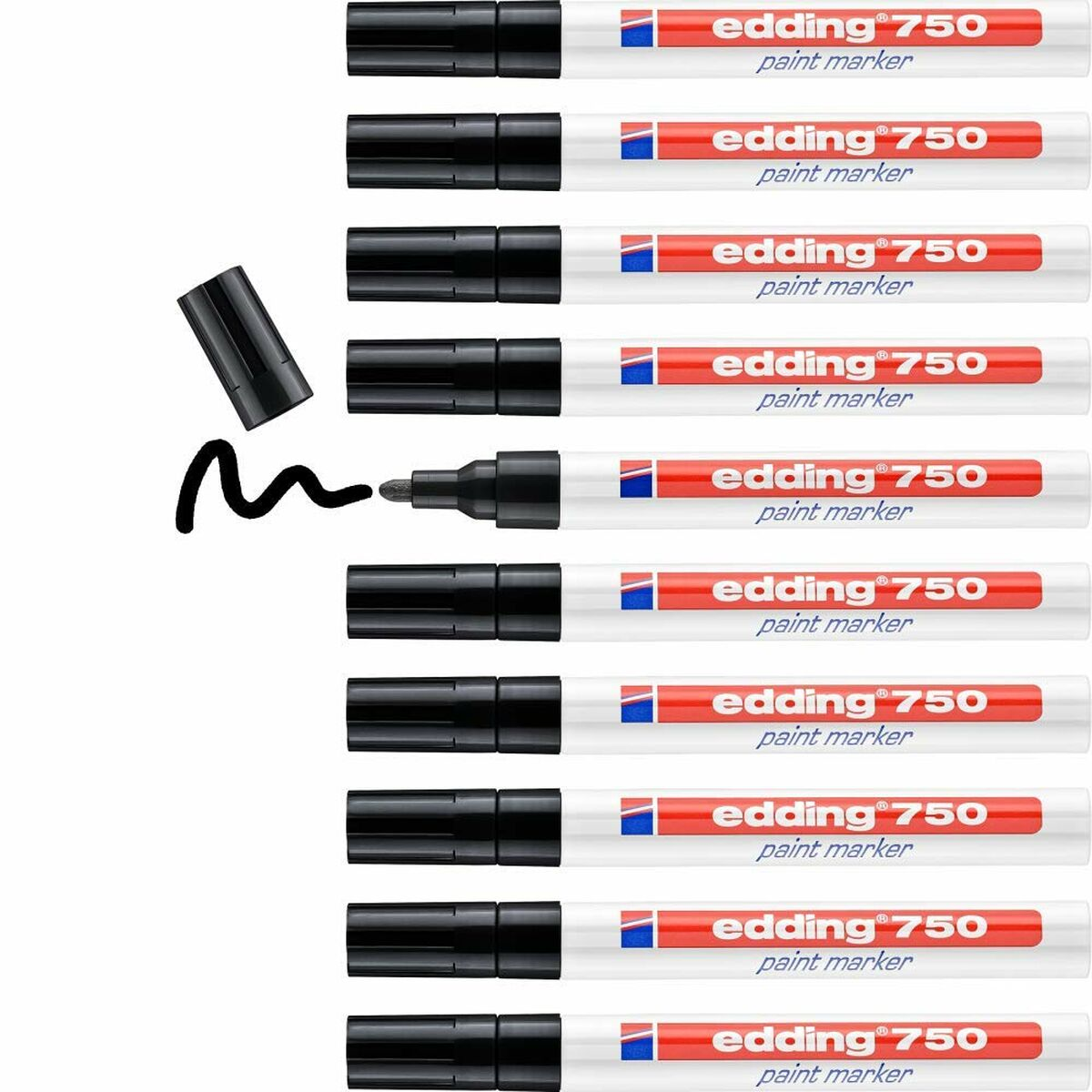 Das Bild zeigt mehrere weiße Edding 750 Lackmarker mit schwarzen Kappen. Ein Marker ist geöffnet und zeigt eine schwarze Linie.