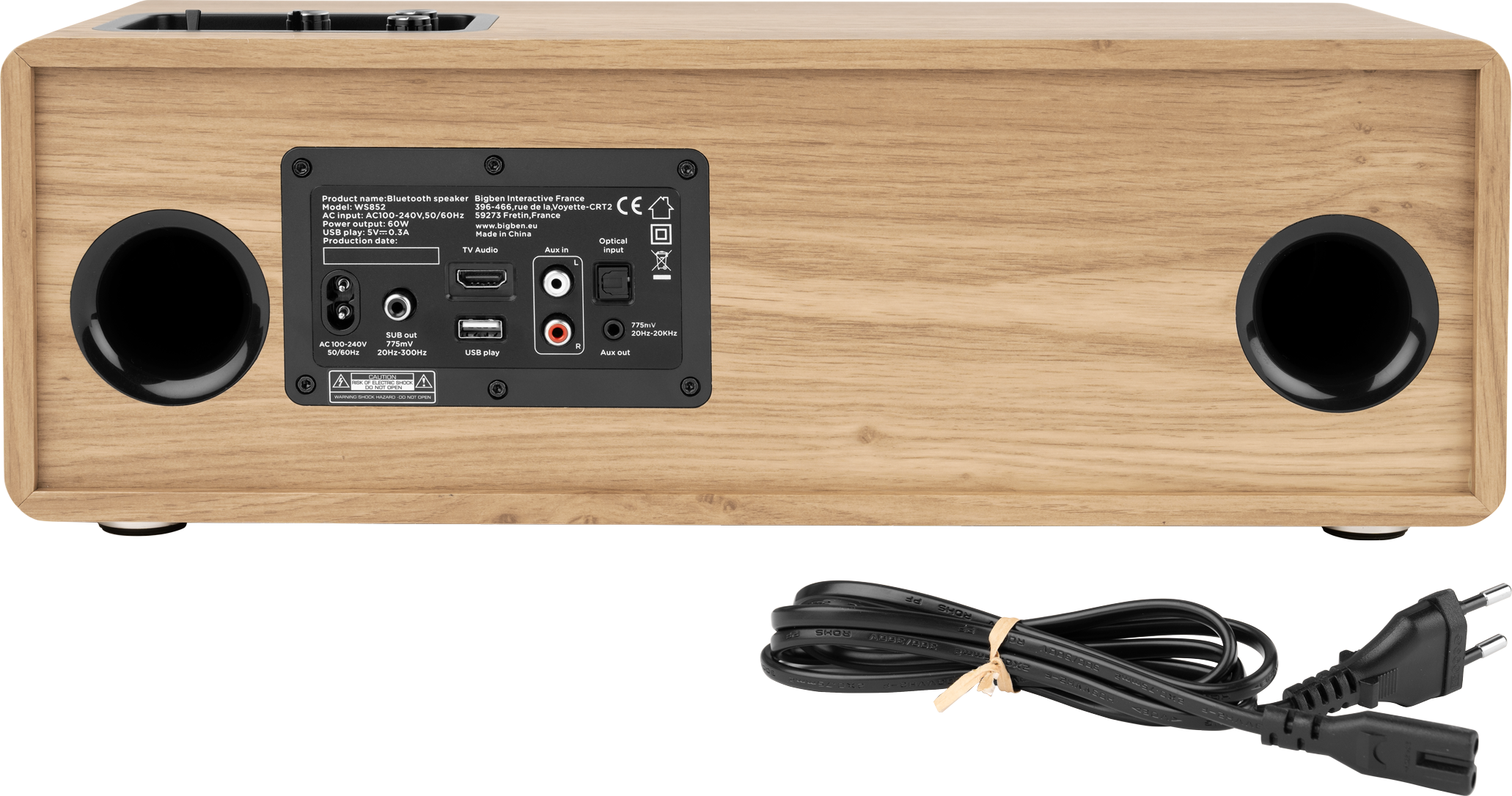 Drewniany głośnik z czarnymi otworami głośnikowymi i kablem zasilającym. Posiada kilka opcji wejściowych, w tym USB i aux.