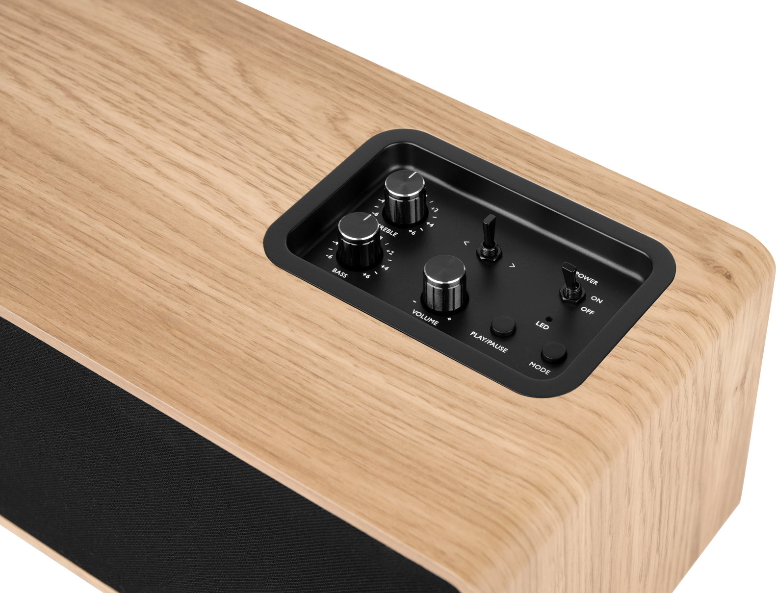 Drewniany głośnik z czarnym panelem sterowania. Pokrętła basów, tonów wysokich, głośności. Przyciski zasilania/odtwarzania. Przełączniki i wskaźnik LED.