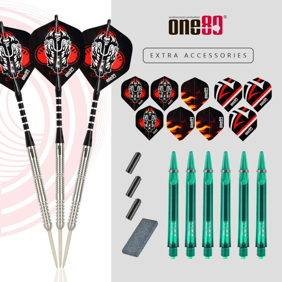 Darts und Zubehör. Drei Darts, mehrere Sätze Flights, grüne Schäfte und andere Teile, vor weißem Hintergrund.