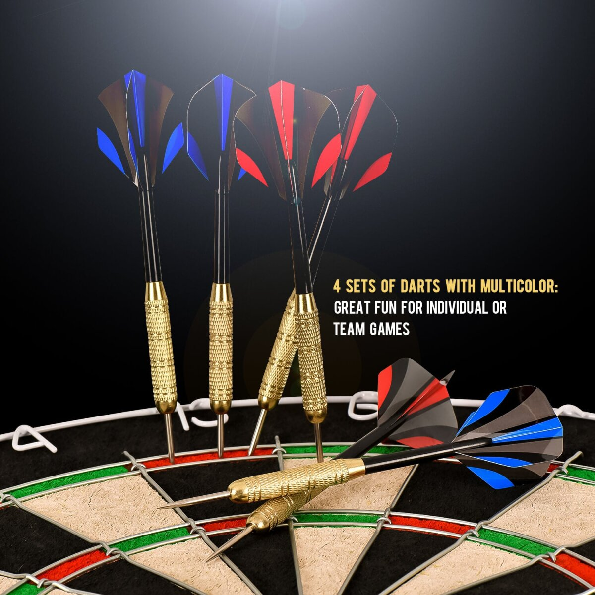 Quatre fléchettes sur un jeu de fléchettes, avec des pointes dorées et des tiges noires. Les plumes sont rouges et bleues. Le tableau a des sections vertes, rouges et noires.