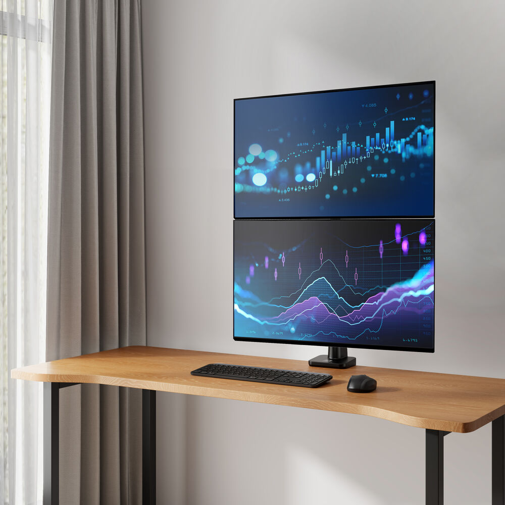 Ein Schreibtisch mit zwei Monitoren, die Finanzdaten anzeigen. Eine Tastatur und Maus befinden sich auf dem Schreibtisch. Vorhänge und ein Fenster sind im Hintergrund.
