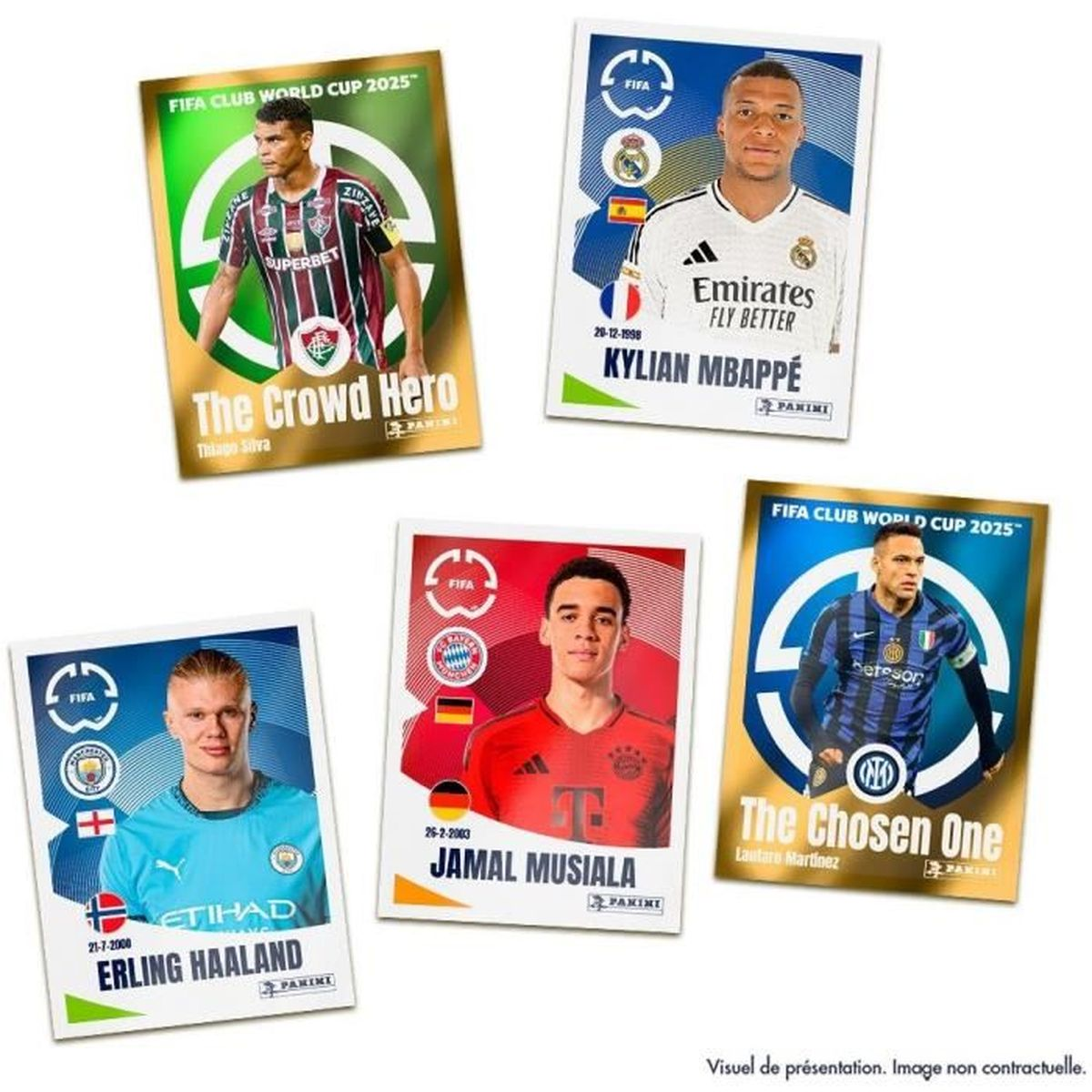 Vengono mostrate cinque carte di giocatori di calcio. Ogni carta mostra un giocatore diverso: Thiago Silva, Kylian Mbappé, Erling Haaland, Jamal Musiala e Lautaro Martínez.