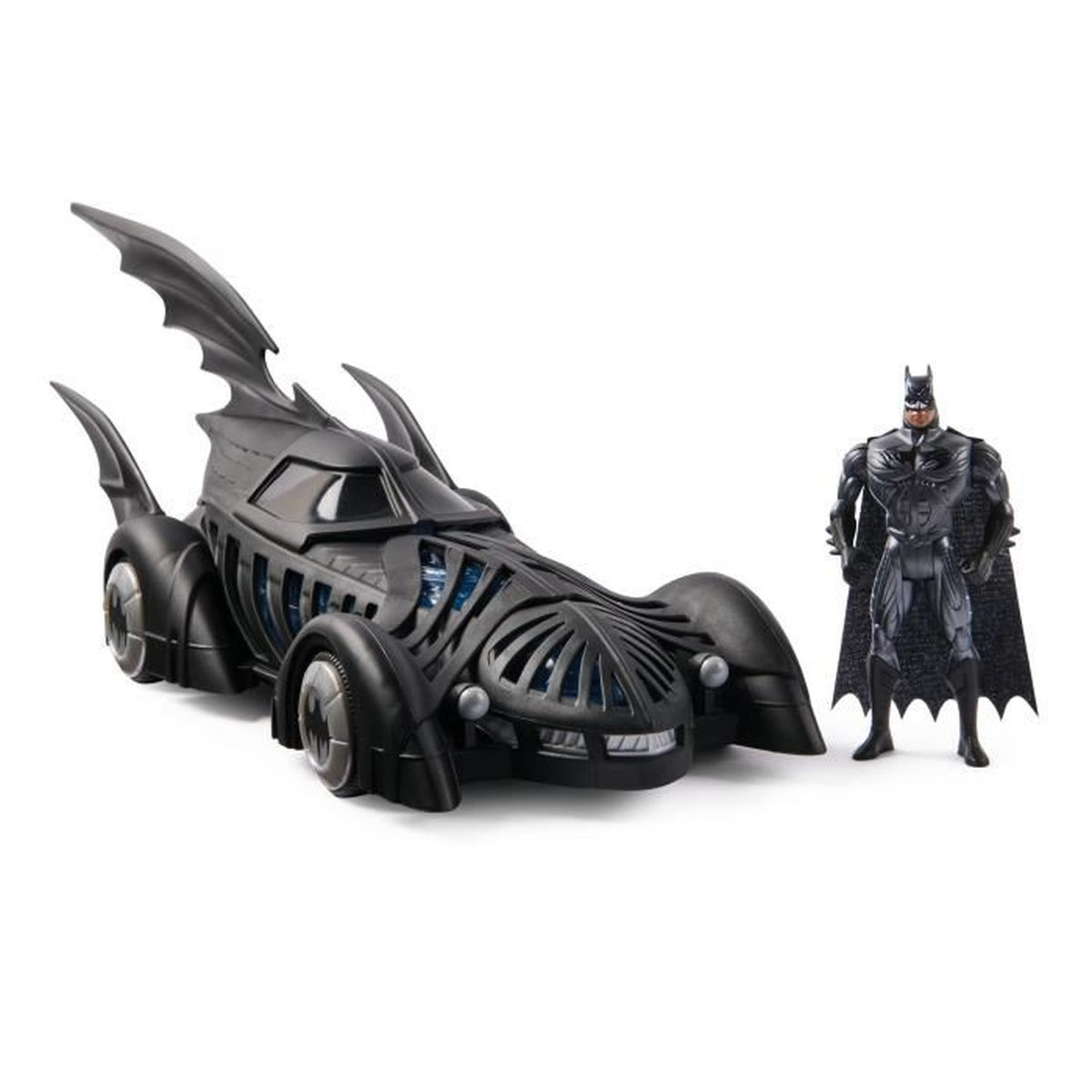 Eine Batman-Actionfigur steht neben dem Batmobil. Beide sind schwarz. Das Batmobil hat ein komplexes, stilisiertes Design mit flügelartigen Flossen.