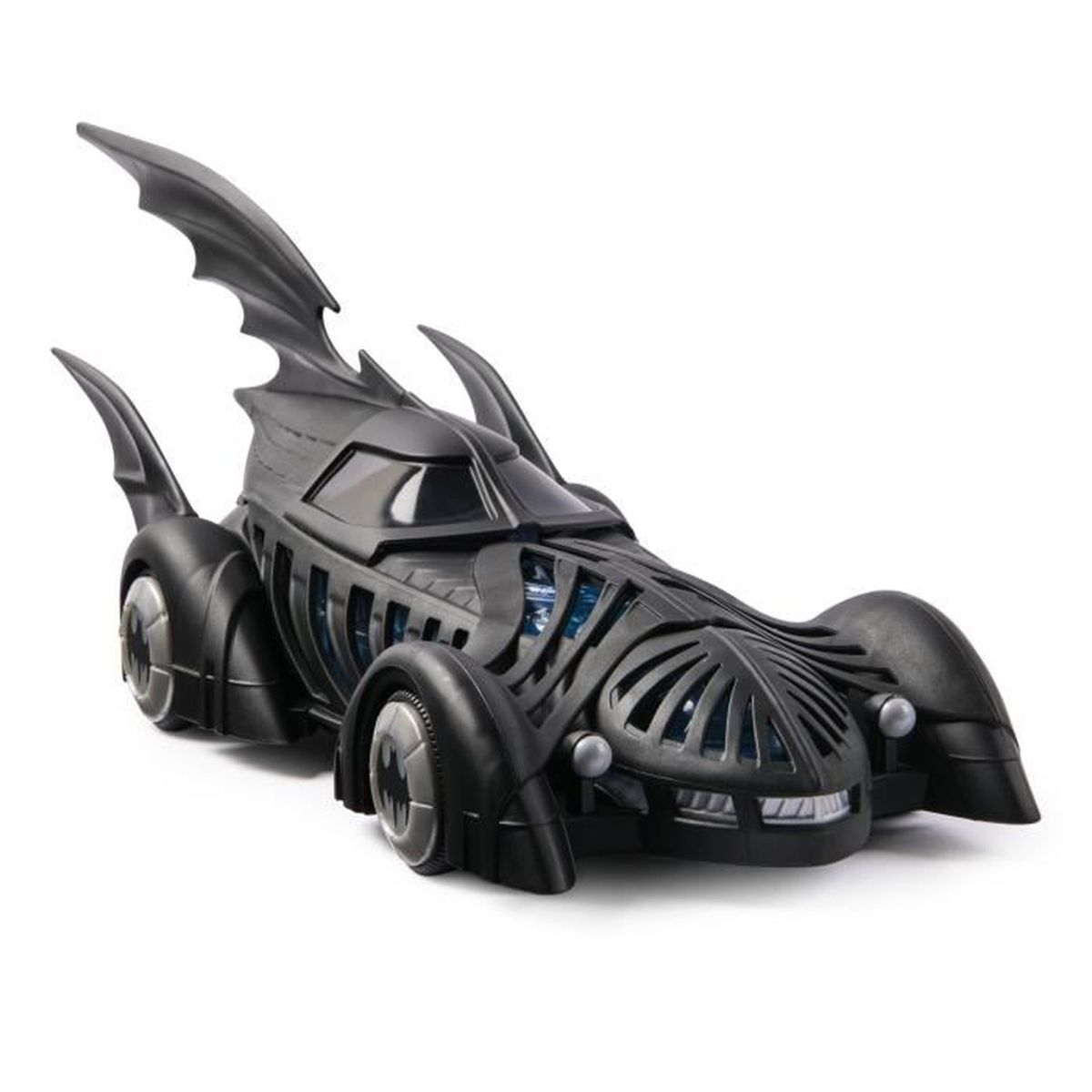 Ein schwarzes Batmobil-Spielzeug mit Fledermausflügeln, einer fledermausförmigen Front und Radlogos, isoliert auf weißem Hintergrund.