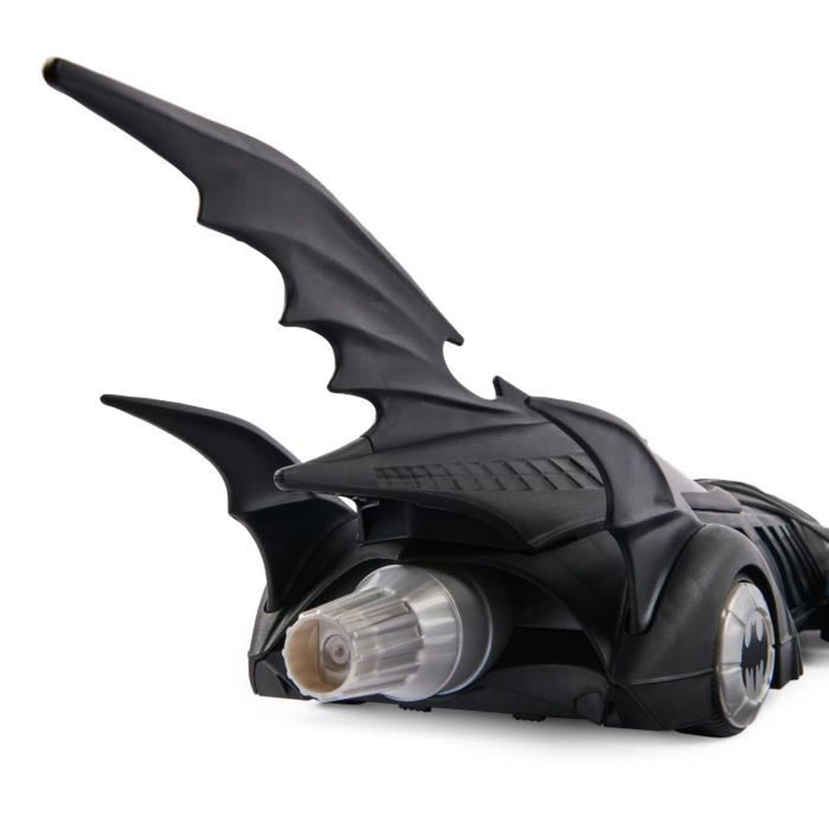 Schwarzes Batmobil-Spielzeug mit Fledermausflügeln, einem Düsentriebwerk und Batman-Logo auf dem Rad, vor weißem Hintergrund.