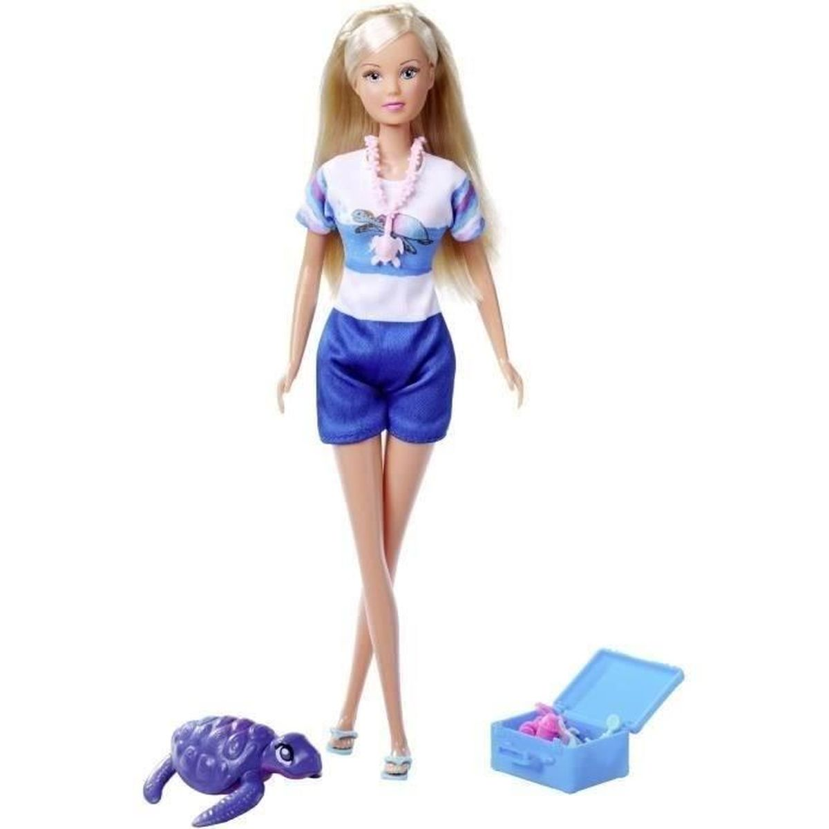 Bambola con capelli biondi, indossa pantaloncini e camicia blu. Gli accessori includono una tartaruga e una scatola blu.