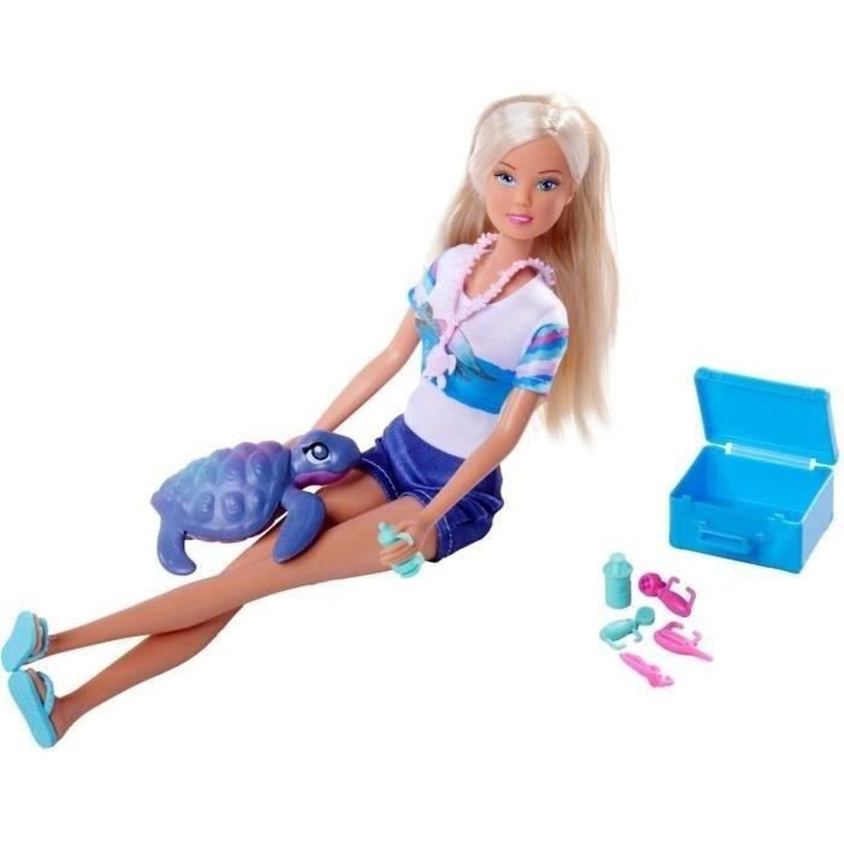 Bambola con capelli biondi, pantaloncini blu, che tiene in mano un giocattolo a forma di tartaruga blu. Gli accessori includono una scatola blu e piccoli giocattoli rosa e blu.