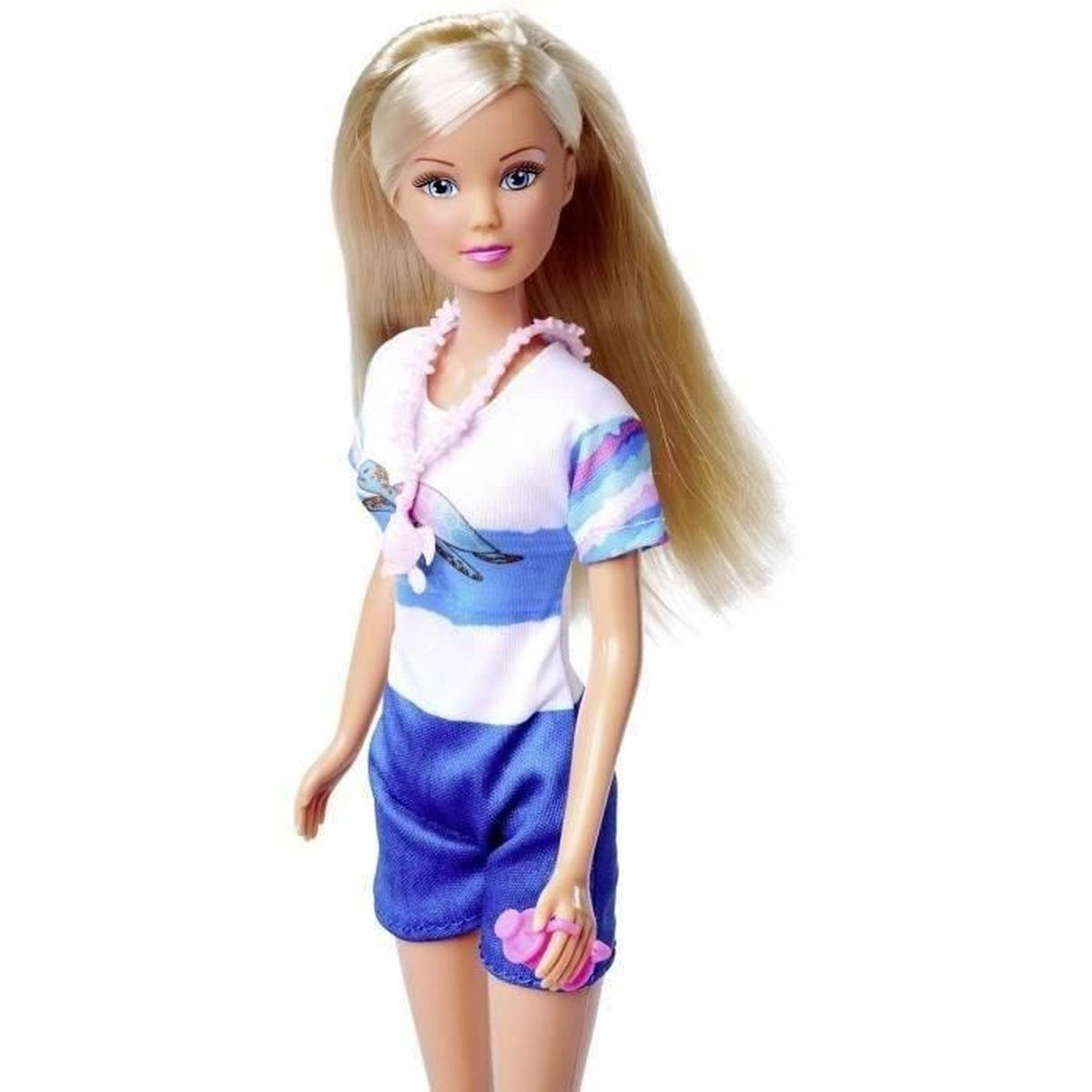 Bambola con capelli biondi, occhi blu, indossa una maglietta bianca, pantaloncini blu, collana rosa e tiene in mano un oggetto rosa.