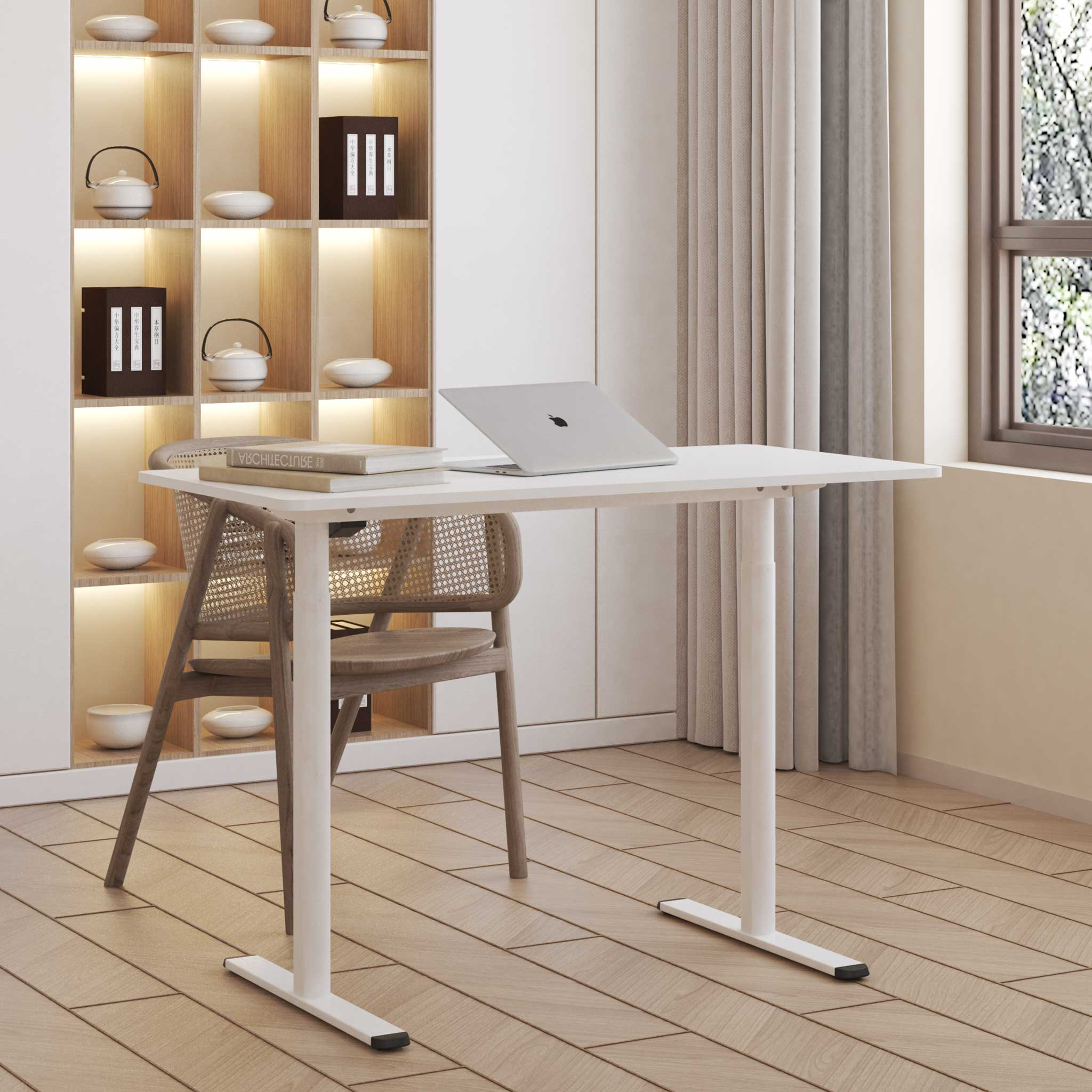 Białe biurko z laptopem, krzesłem i książkami stoi przed drewnianą półką. Widoczne jest okno z zasłonami.