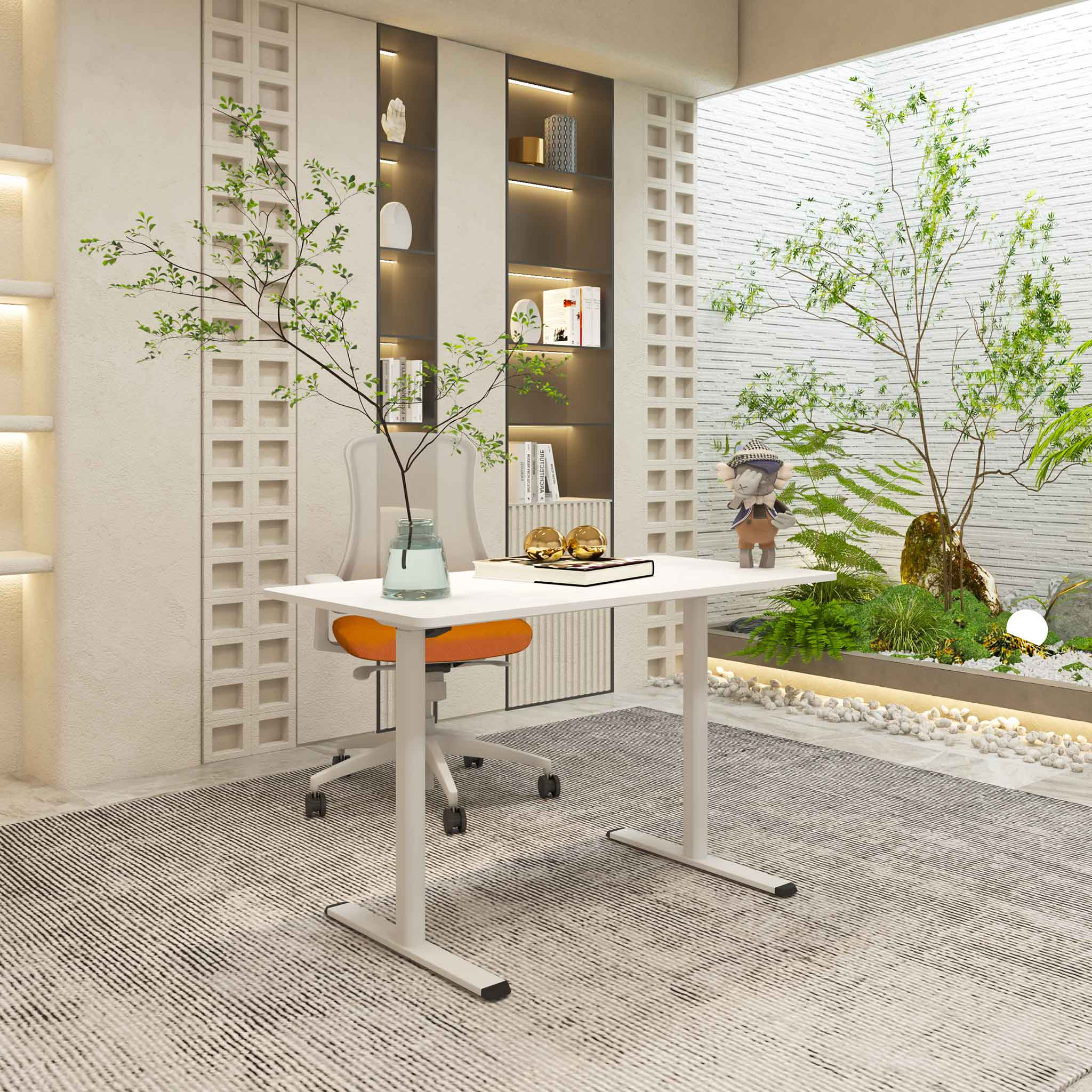 Biuro z białym biurkiem, pomarańczowym krzesłem i rośliną. Przez okno widać mały ogród.