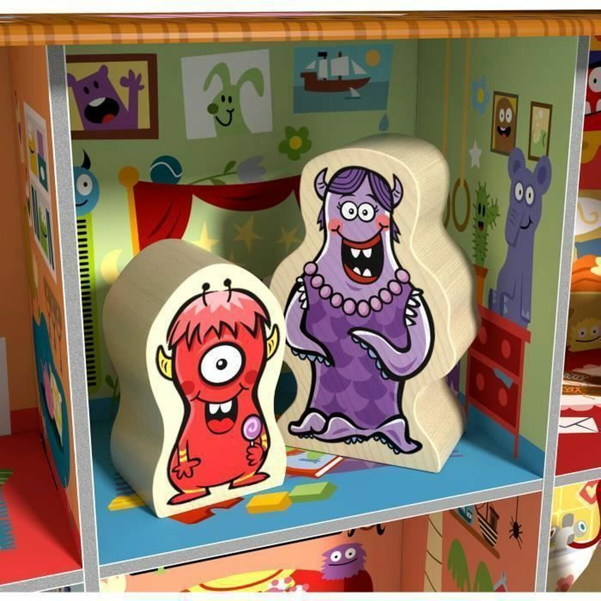 Innenraum eines Holzspielzeughauses mit zwei Monsterfiguren. Einer ist rot mit einem Lolli, der andere lila mit einer Halskette.