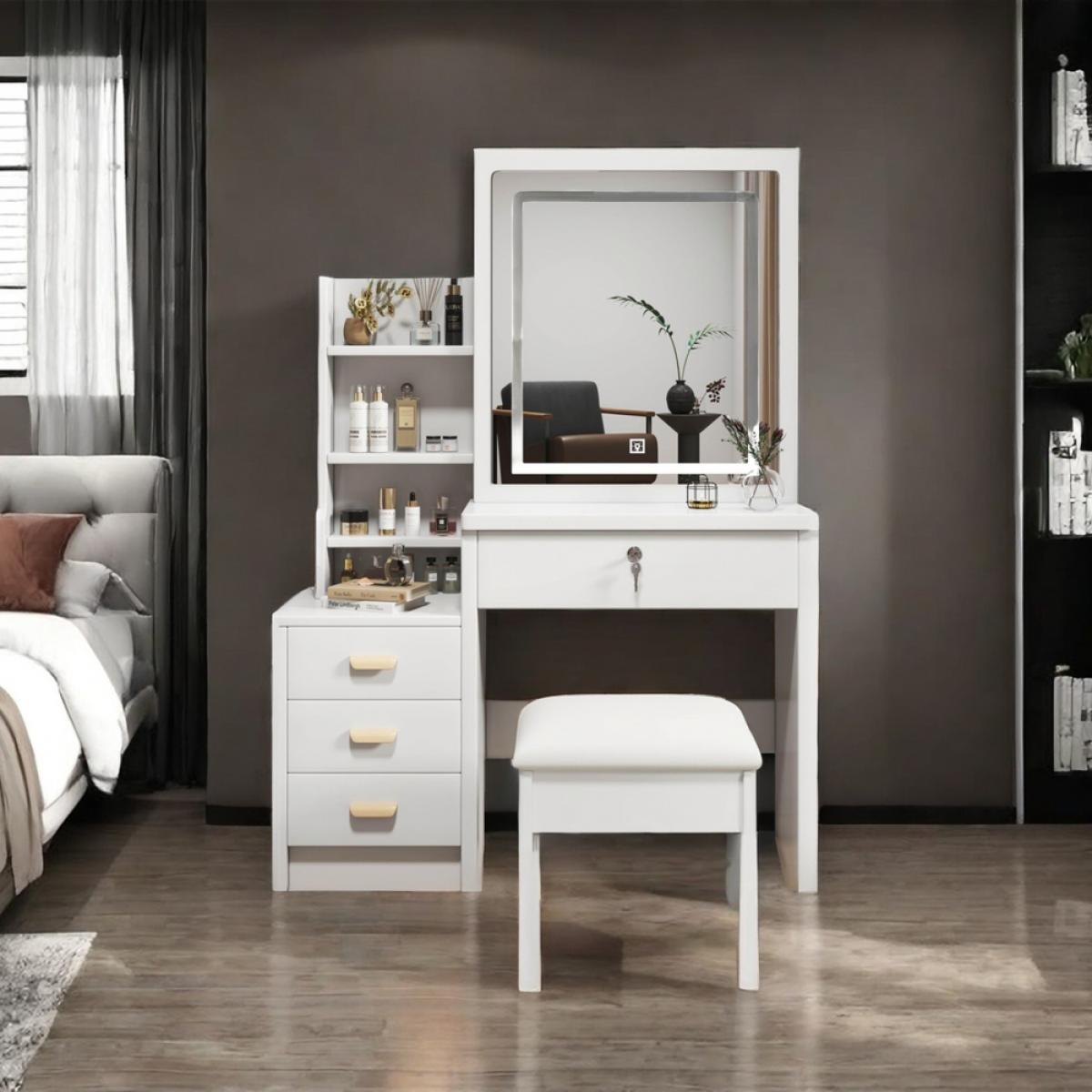 Ein weißer Schminktisch mit Spiegel, Hocker und integriertem Stauraum. Schlafzimmer mit Bett links und Regal rechts.