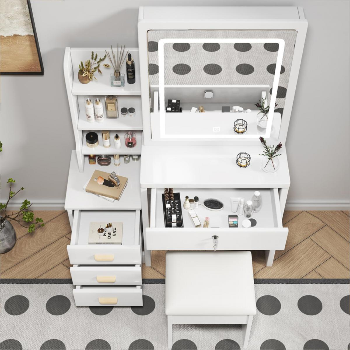 Ein weißer Schminktisch mit beleuchtetem Spiegel und Schubladen, gefüllt mit Make-up und Accessoires. Ein Hocker steht unter dem Schminktisch.