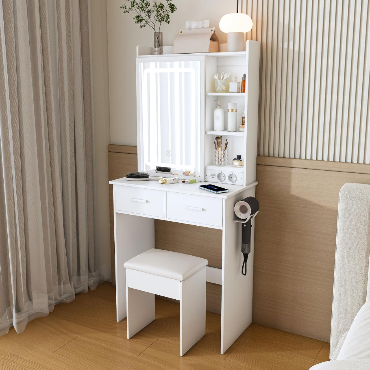 Weißer Schminktisch mit Spiegel, Hocker und Regalen. Enthält Haartrockner, Make-up und Telefon. Vor einer hellen Wand.