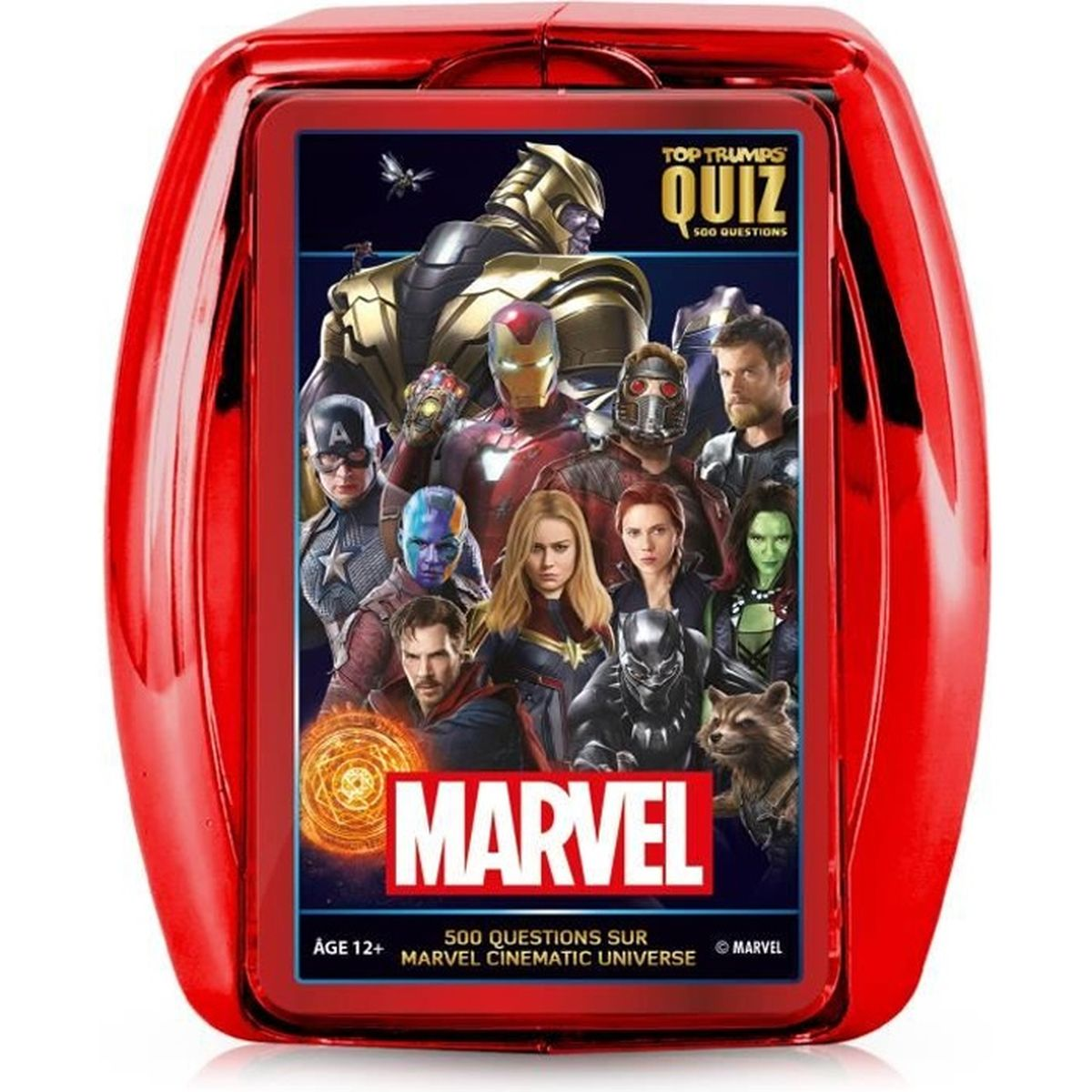 Rode Top Trumps Marvel quizbox. Bevat personages als Iron Man, Captain Marvel. Tekst op de doos luidt Marvel, Leeftijd 12+.