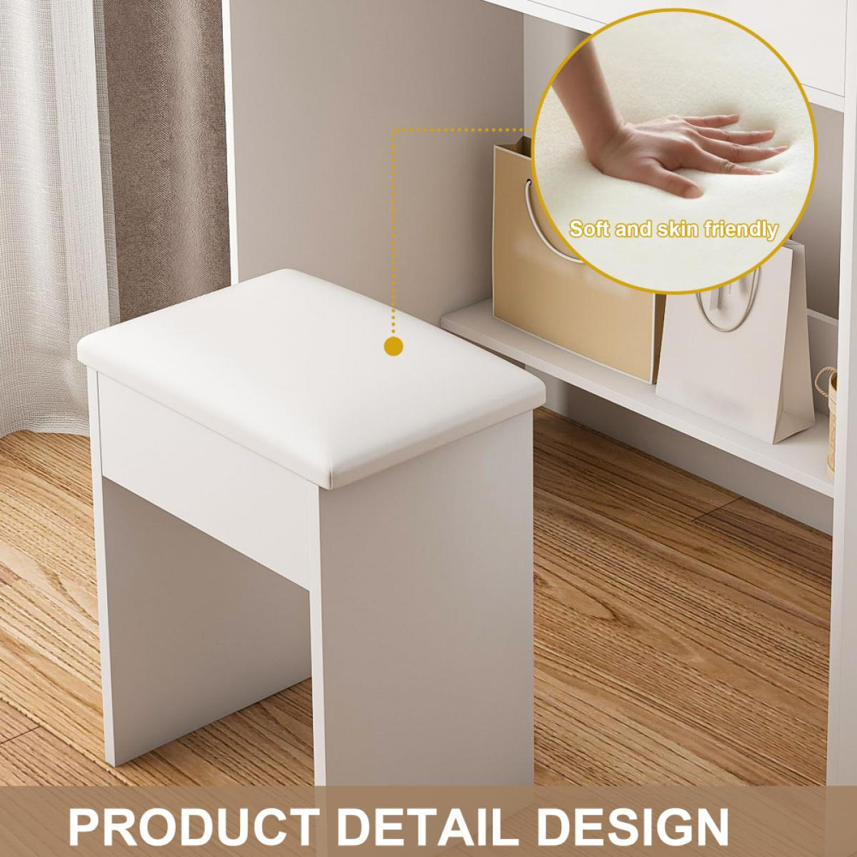 Weißer Hocker mit weichem Sitz, neben einem Regal mit Taschen. Eine Hand berührt die weiche Oberfläche. Unten steht 'Produktdetaildesign'.