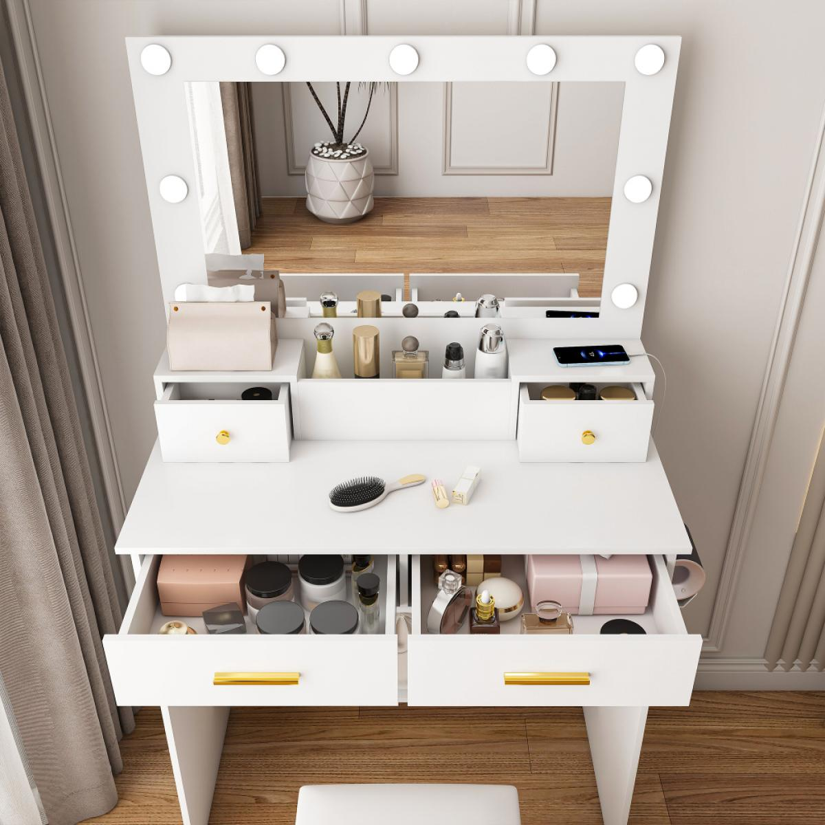 Weißer Schminktisch mit Spiegel und Lichtern, Schubladen geöffnet, Kosmetika und Accessoires. Eine Pflanze spiegelt sich im Spiegel.